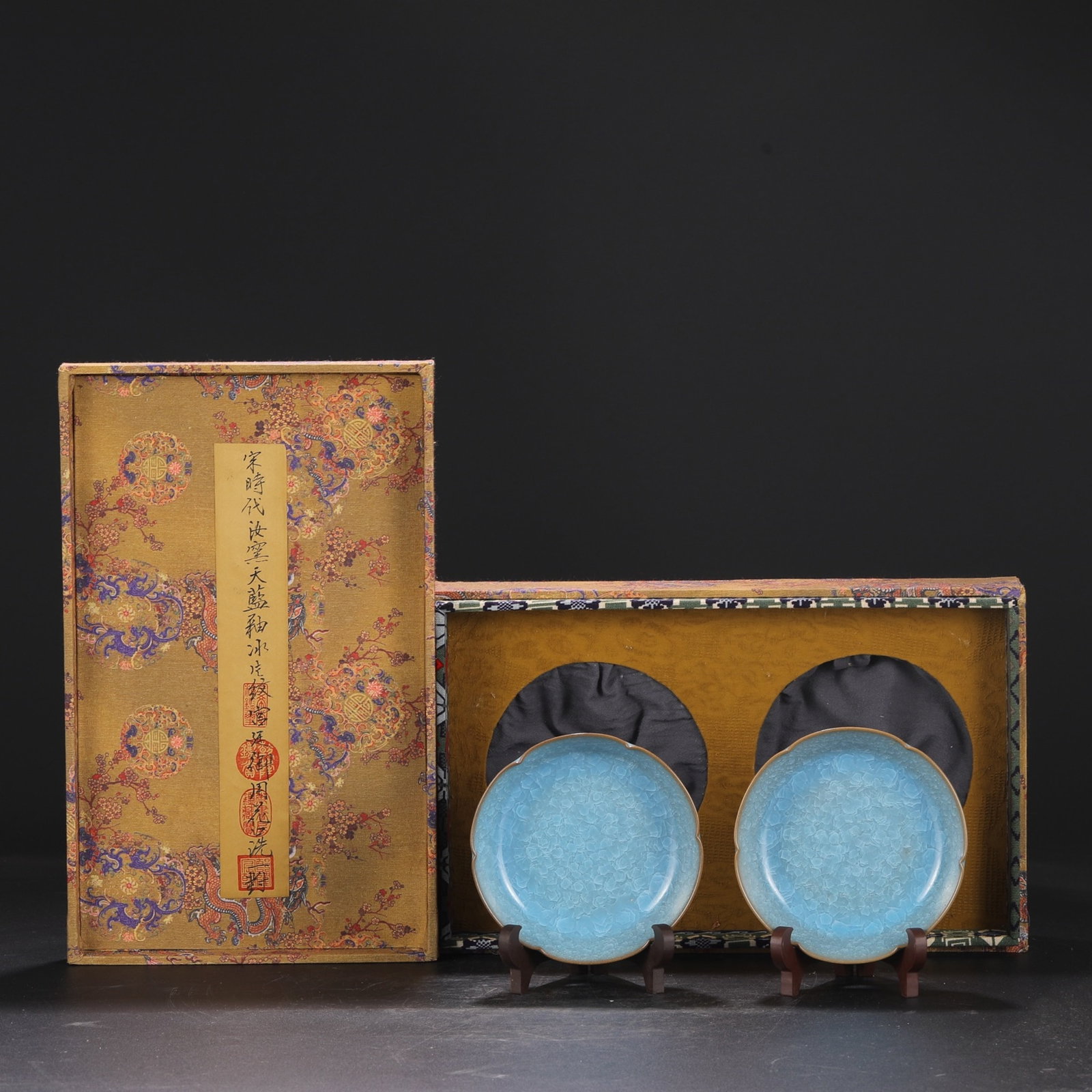 A Pair Of Exquisite Ru Kiln Sky-Blue Glaze Flower-Mouth Washers With Ice Crack Patterns: A Pair Of Exquisite Ru Kiln Sky-Blue Glaze Flower-Mouth Washers With Ice Crack Patterns,Song Dynasty,China,Size:1.8inx5.5in,一对汝窑天蓝釉冰片 