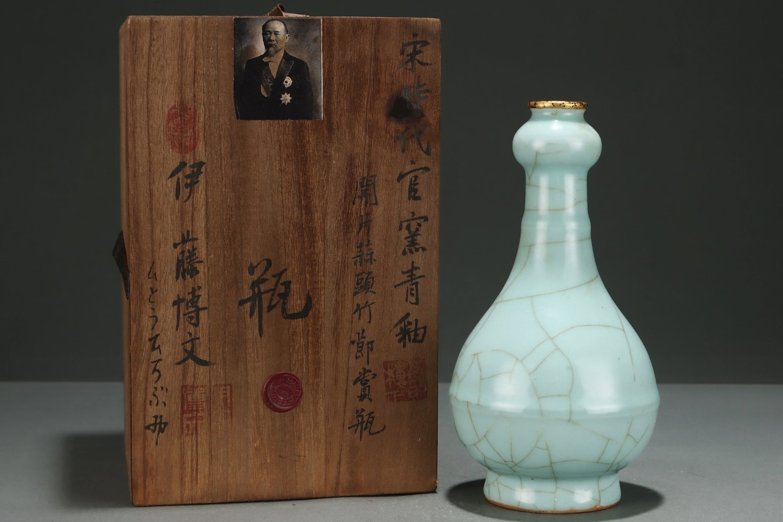 An Exquisite Crackled Guan Kiln Cyan Glaze Garlic-Head Bamboo-Jointed Decorative Vase (1 of 9)