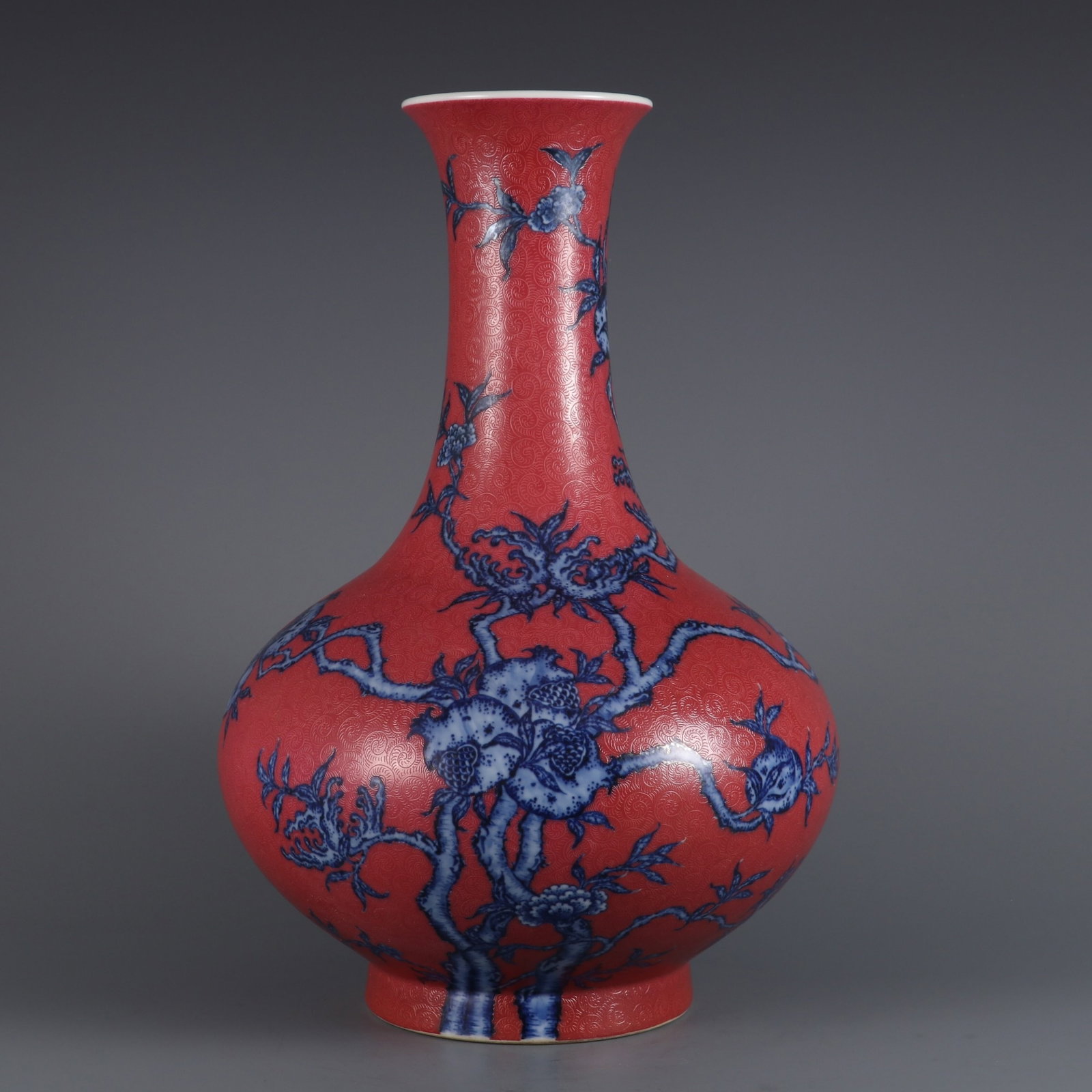 An Exquisite blue and white three abundances rouge red ground sgraffiato reward vase,: An Exquisite blue and white three abundances rouge red ground sgraffiato reward vase,Qing Dynasty, China,Qianlong Six-character Mark,Size:14.9inx9.4in,青花三多纹胭&