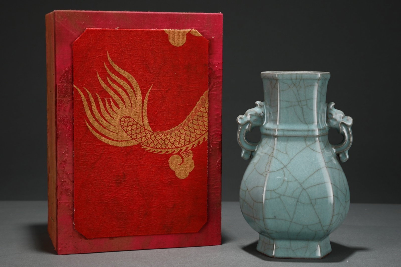 An Exquisite Guan Kiln Pink Celadon Glazed Chilong Ear Vase With String Patterns,Inscribed With: An Exquisite Guan Kiln Pink Celadon Glazed Chilong Ear Vase With String Patterns,Inscribed With Emperor Qianlong's Imperial Poem,China Song Dynasty,Size:9.1inx5.7in,官窑粉青