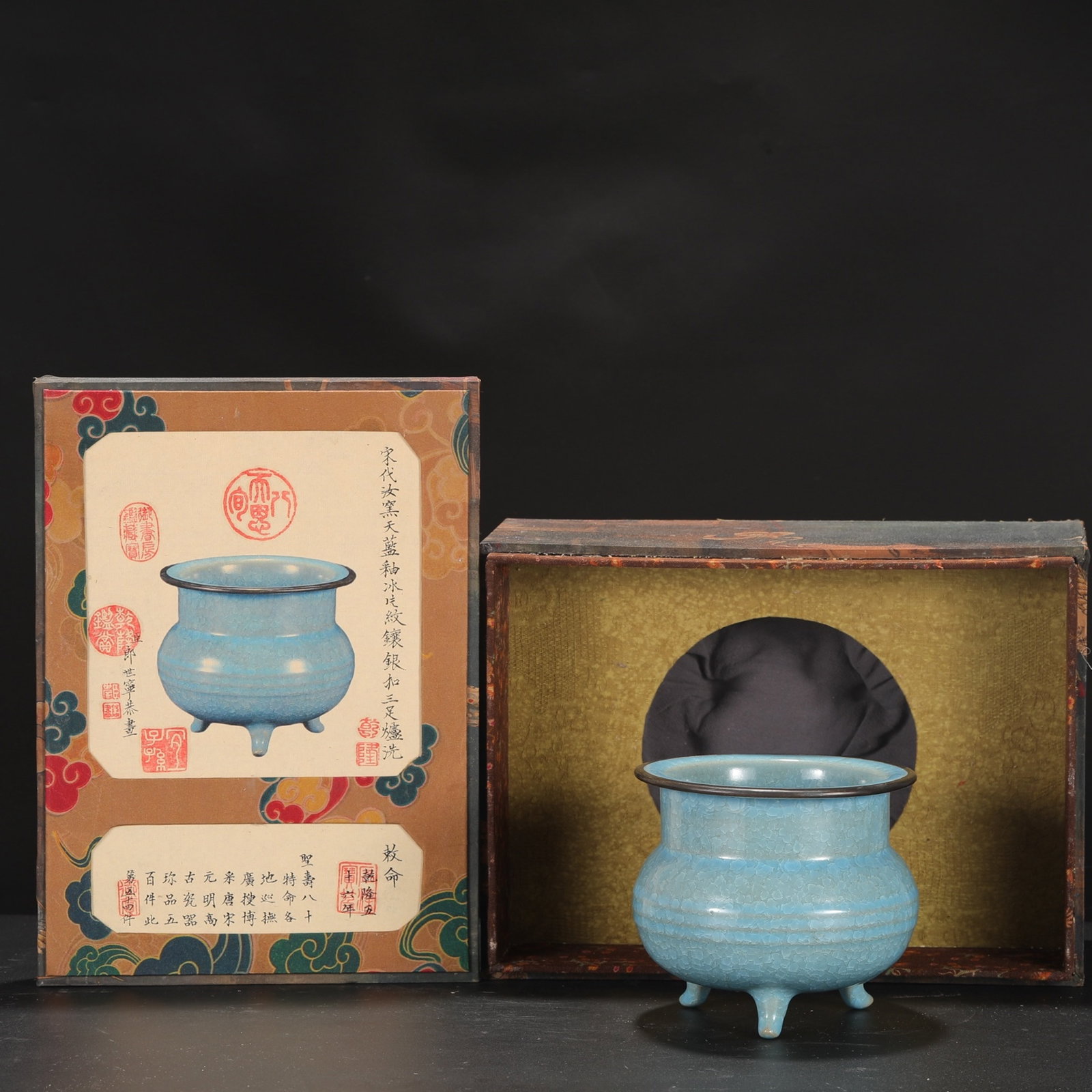 An Exquisite Ru Kiln Sky-Blue Glaze Censer With Silver Rim And Ice Crack Patterns For Palace Use: An Exquisite Ru Kiln Sky-Blue Glaze Censer With Silver Rim And Ice Crack Patterns For Palace Use,Song Dynasty,China,With Mark,Size:5.3inx5.5in,汝窑天蓝釉冰片&