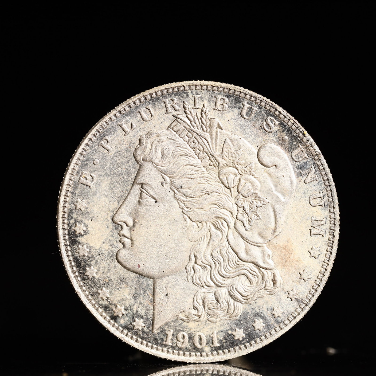 USA Morgan Dollar 1901 Coin: Obv: profile bust with date below and E PLURIBUS UNUM legend and stars around. Rev: eagle with In God we trust above within wreath with UNITED STATES OF AMERICA ONE DOLLAR legend. IN GOD WE TRUST / LI