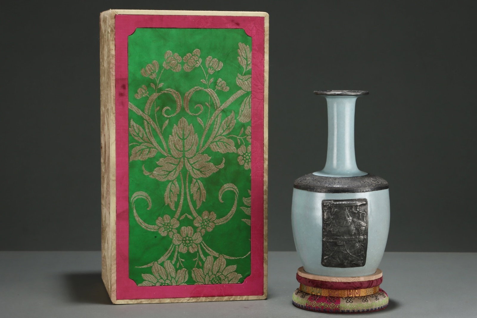 An Exquisite Ru Kiln Sky-Celadon Glazed Gold-Inlaid Paper Mallet Vase: An Exquisite Ru Kiln Sky-Celadon Glazed Gold-Inlaid Paper Mallet Vase,China Song Dynasty,Size:9.3inx4.9in,汝窑天青釉镶金物纸槌瓶,È