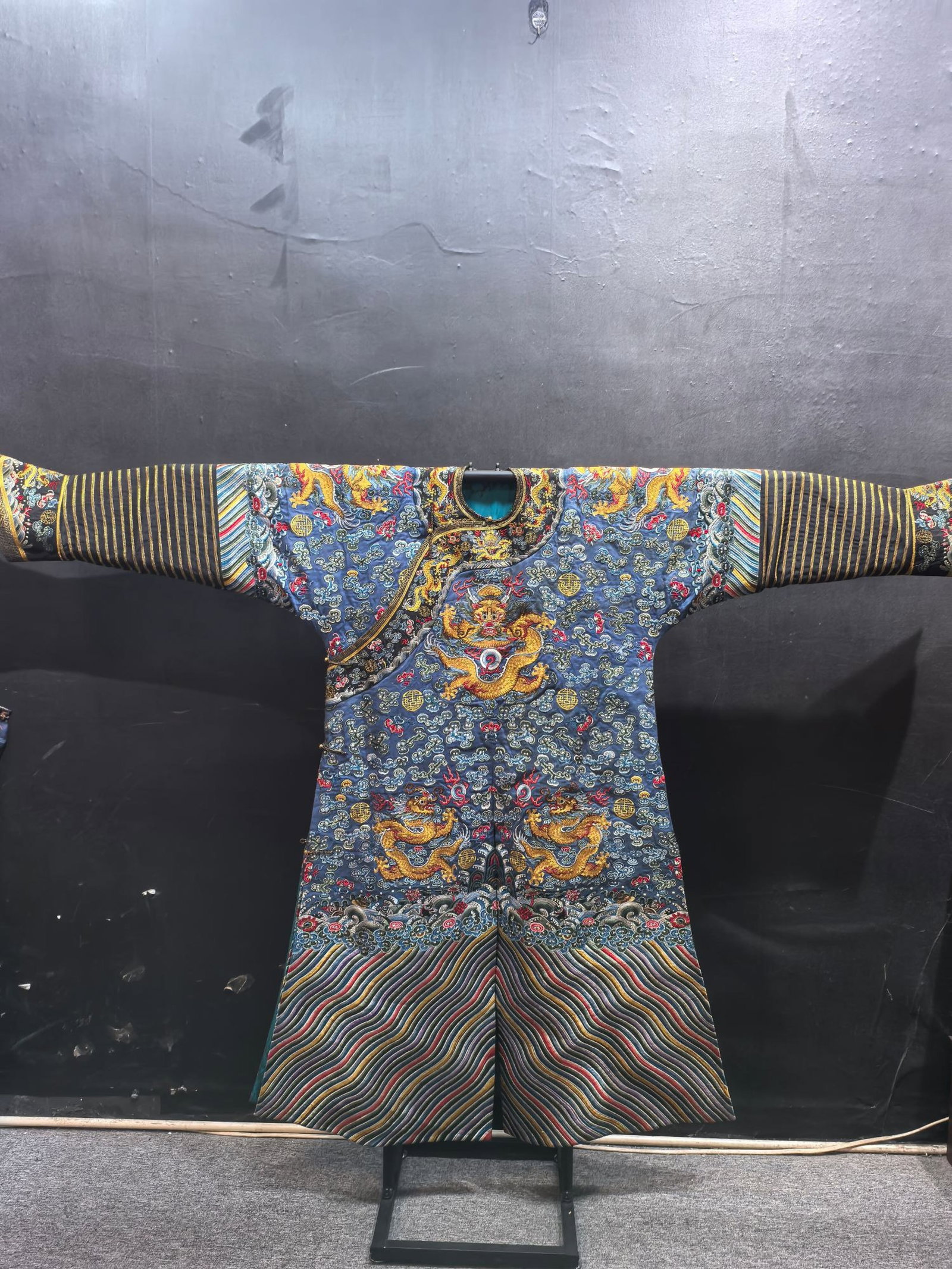 A Fine Imperial Yellow Satin Dragon Robe Embroidered: A Fine Imperial Yellow Satin Dragon Robe Embroidered ,Qing Dynasty,China,Size:81.1inx56.1in,一件丝绸绣五爪金龙龙袍,中国
