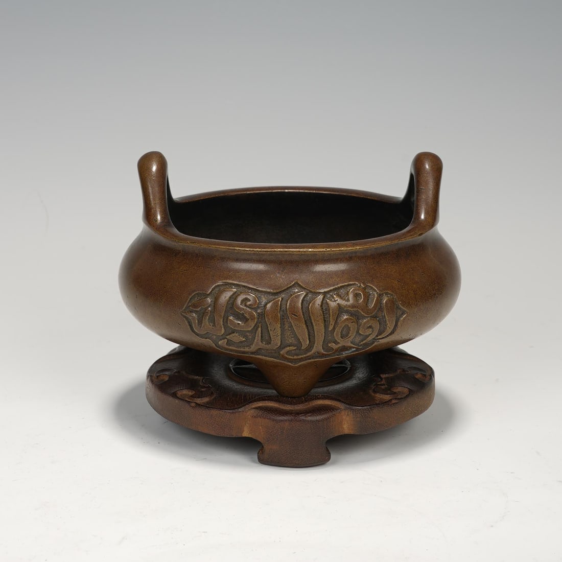 An Exquisite Bronze Three-Legged Censer With Upright Ears And Arabic Inscriptions: An Exquisite Bronze Three-Legged Censer With Upright Ears And Arabic Inscriptions,China,Ming Dynasty,With Mark,Dimensions:6.3inx3.9inx5.1in,Weight:2198g,铜冲天耳三足