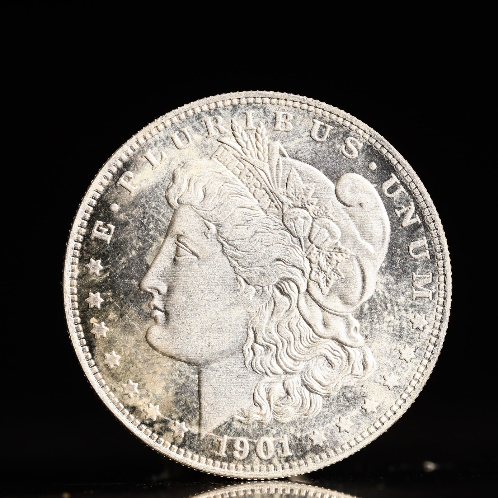 USA Morgan Dollar 1901 Coin: Obv: profile bust with date below and E PLURIBUS UNUM legend and stars around. Rev: eagle with In God we trust above within wreath with UNITED STATES OF AMERICA ONE DOLLAR legend. IN GOD WE TRUST / LI