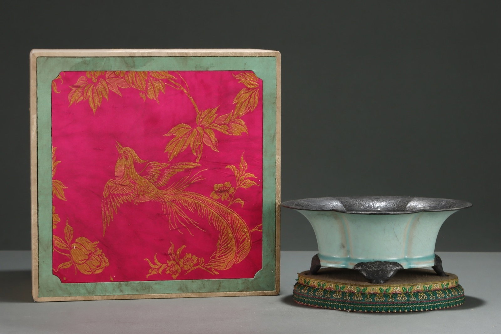 An Exquisite Ru Kiln Sky-Celadon Glazed Silver Ge Zun Vessel: An Exquisite Ru Kiln Sky-Celadon Glazed Silver Ge Zun Vessel,China Song Dynasty,Size:3.5inx8.7in,汝窑天青釉银出戟尊,中国宋ߣ