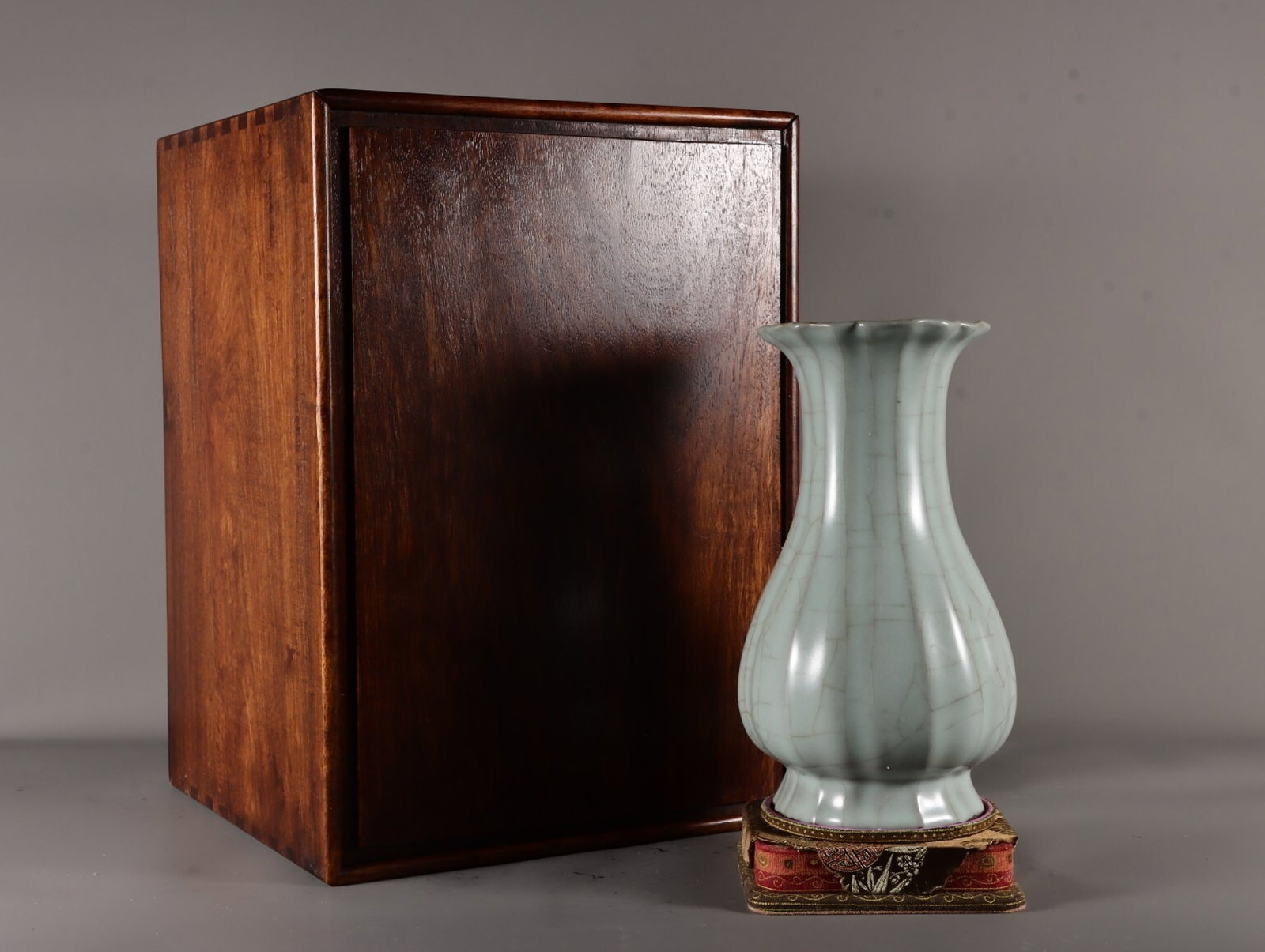 A Fine Southern Guan Ware Melon Ribbed Vase In Moon-white Glaze (1 of 9)