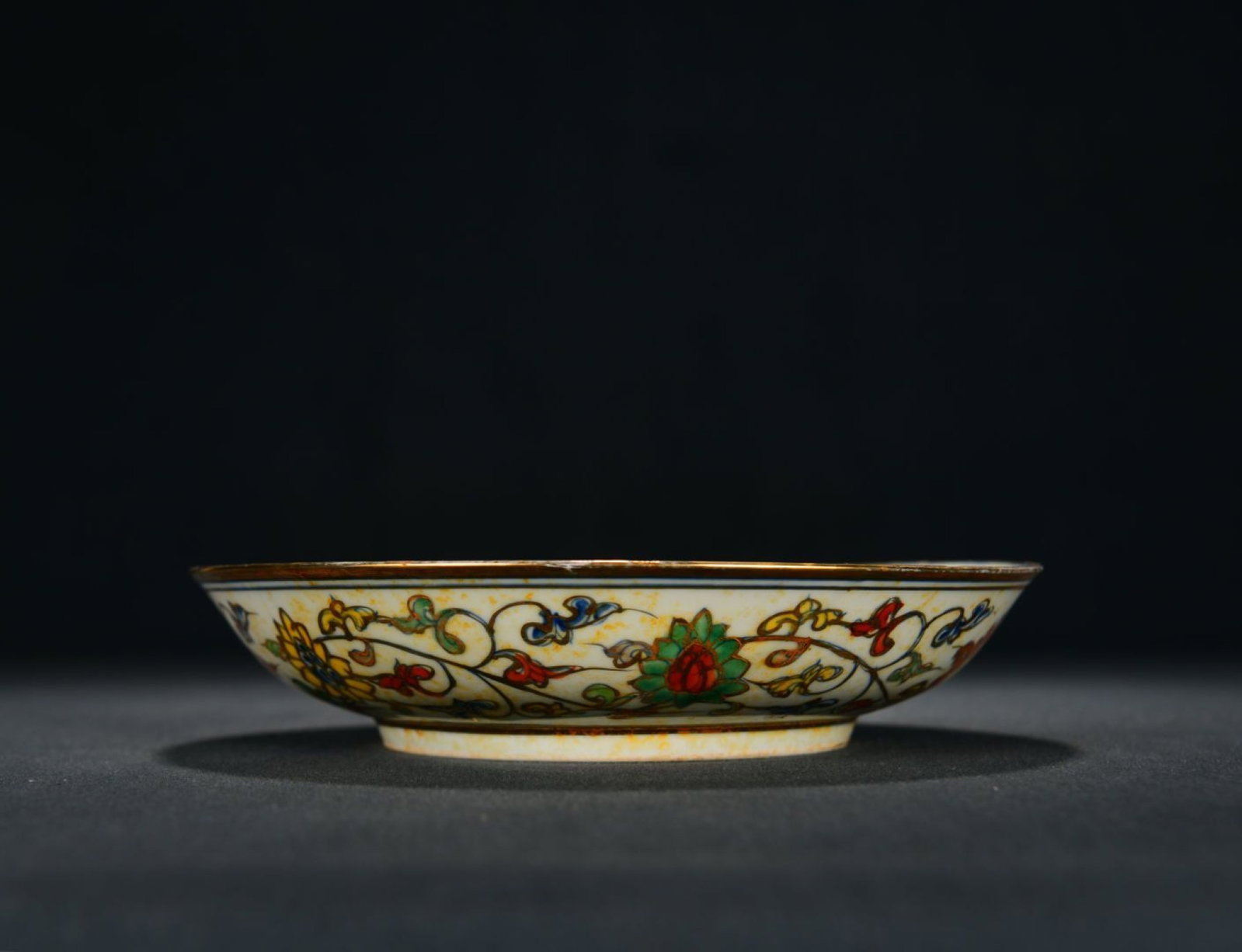 An Exquisite Wucai Gilt Plate With Interlocking Flowers And Windowed Figures: An Exquisite Wucai Gilt Plate With Interlocking Flowers And Windowed Figures,Ming Dynasty China,Six-Character Chenghua Mark,Dimensions:1.8inx8.7in,五彩描金缠枝Ŏ