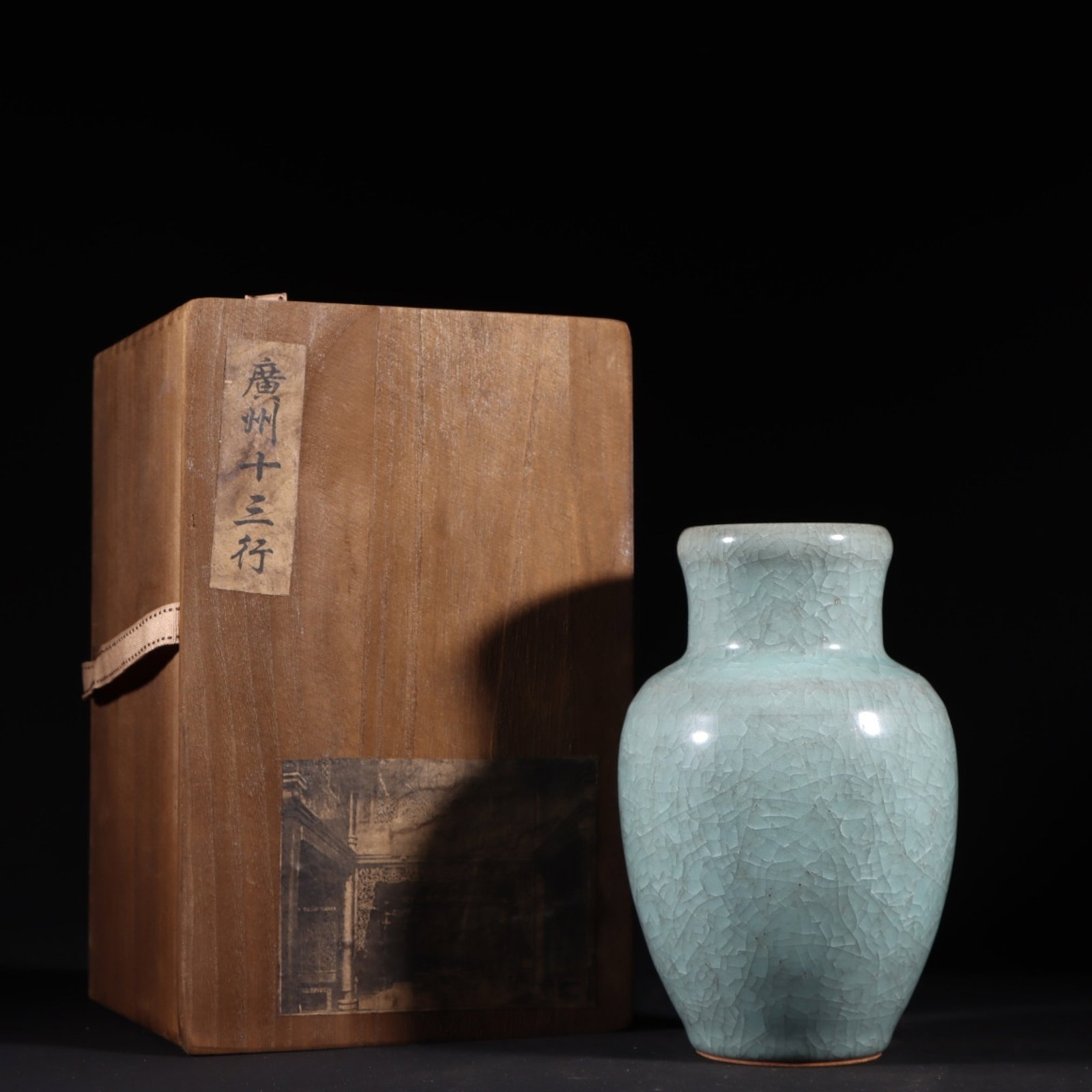 An Exquisite Guan Kiln Vase: An Exquisite Guan Kiln Vase,Song Dynasty,China,Size:7.7inx4.9in,官窑瓶,中国宋代,尺寸:7.7inx4.9in