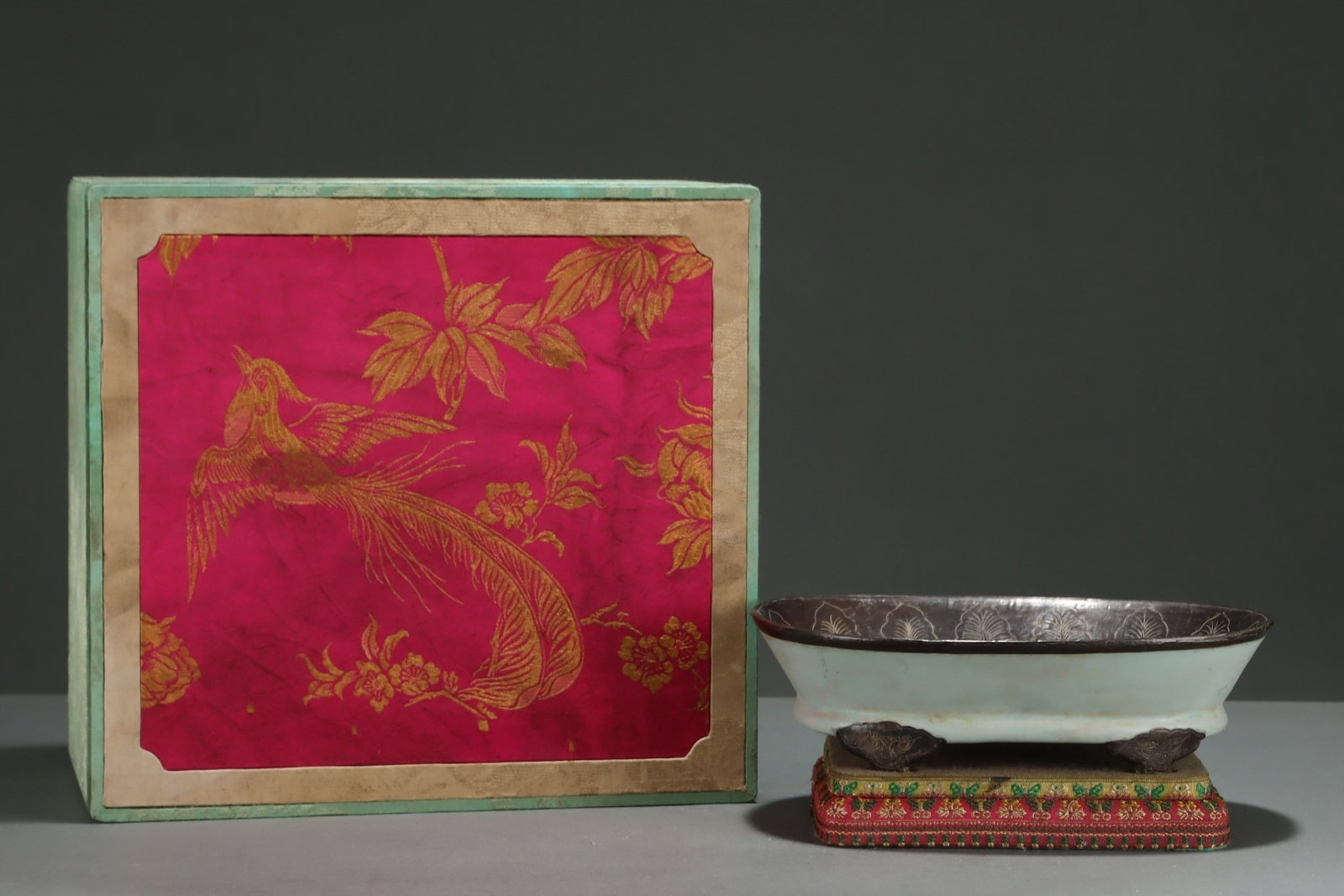 An Exquisite Ru Kiln Sky-Celadon Glazed Three-Legged Gold-Inlaid Washer Carved With Dragon And: An Exquisite Ru Kiln Sky-Celadon Glazed Three-Legged Gold-Inlaid Washer Carved With Dragon And Phoenix Patterns,China Song Dynasty,Size:2.7inx9.1in,汝窑天青釉镶