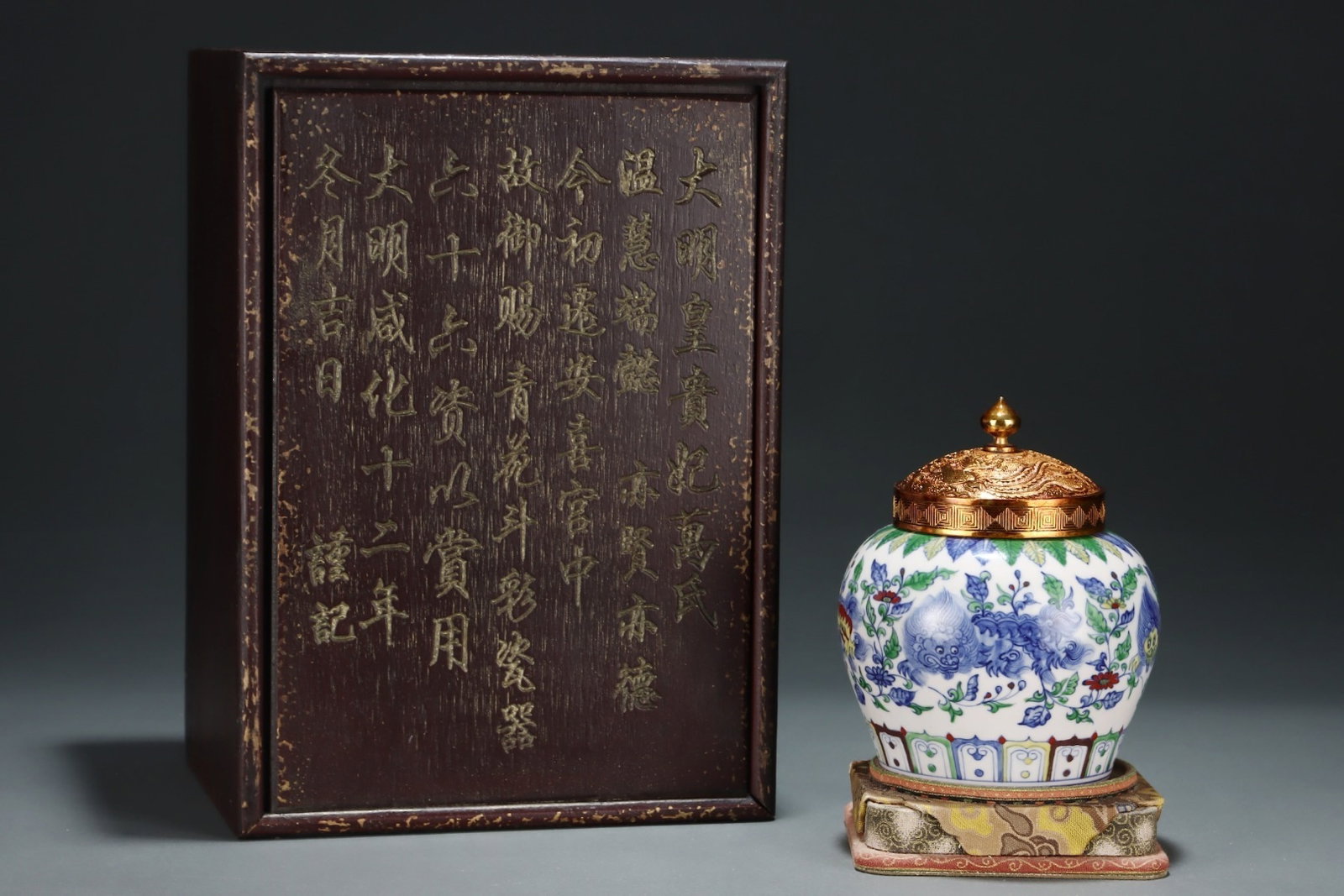 An Exquisite Doucai Tianzi Jar With Interlocking Flowers And Lion Patterns: An Exquisite Doucai Tianzi Jar With Interlocking Flowers And Lion Patterns,Ming Dynasty,China,Size:6.7inx5.7in,斗彩缠枝花卉狮子纹天字&