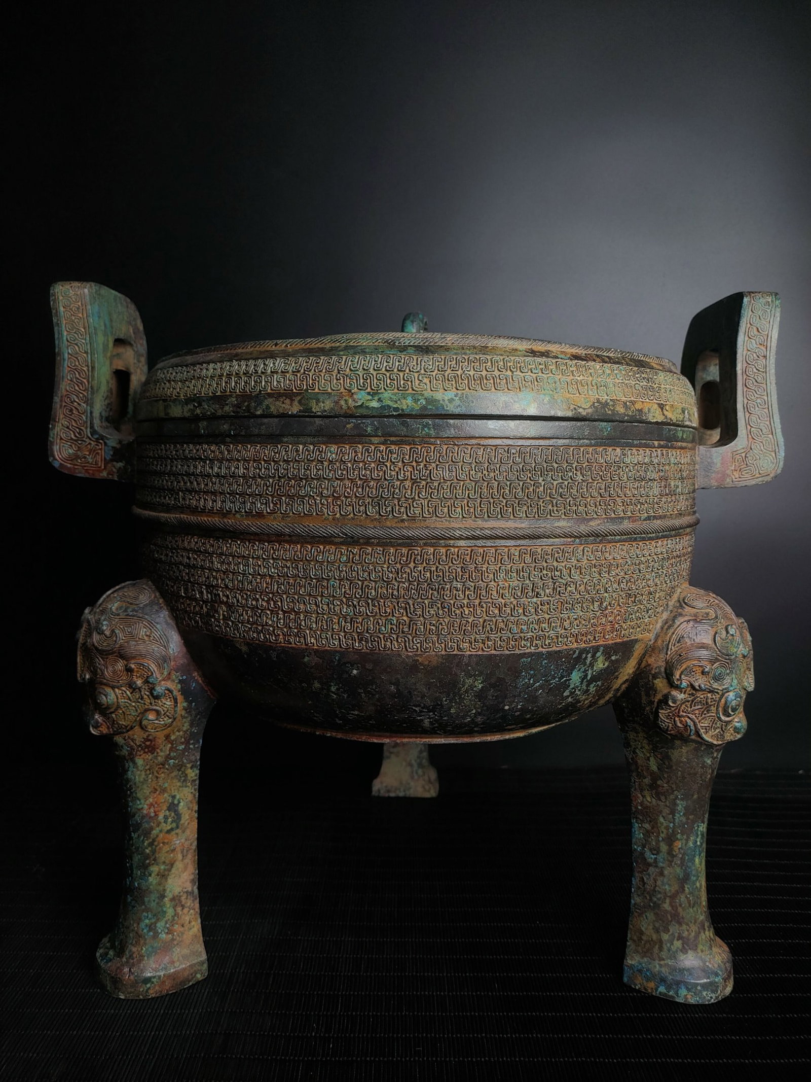 A Fine Bronze Tripod Covered Tripod Censer With Pan?Chilong Dragon Pattern (1 of 9)