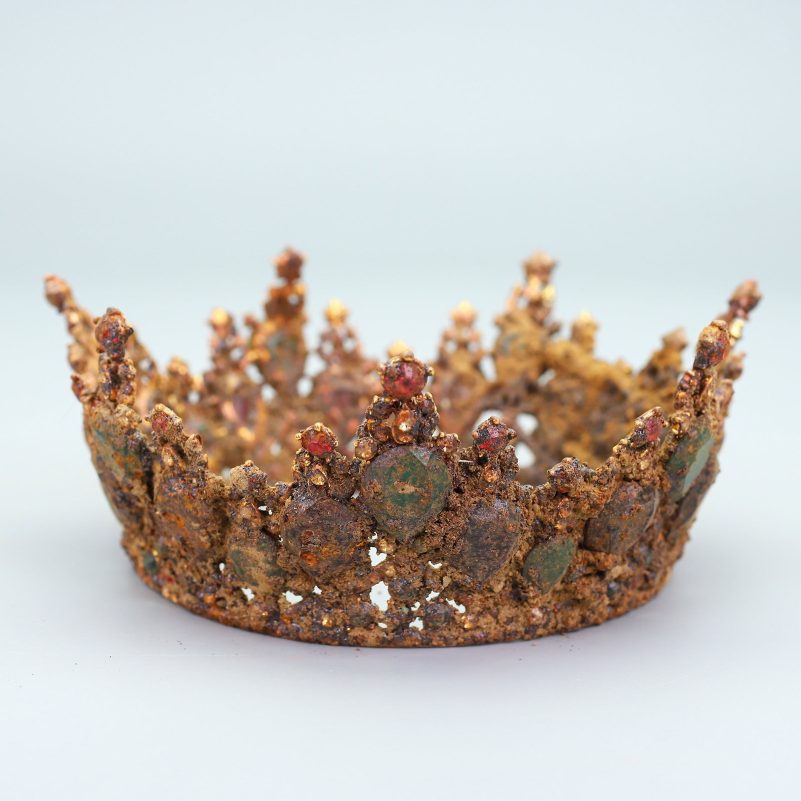 An Exquisite Gilt Bronze Filigree Crown Inlaid With Gemstones: An Exquisite Gilt Bronze Filigree Crown Inlaid With Gemstones,China,Qing Dynasty,Dimensions:2.8inx7.1in,Weight:300g,铜鎏金累丝镶宝冠,中国