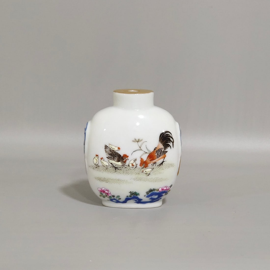 An Exquisite Snuff Bottle Painted With Famille Rose Family Reunion Scenes (1 of 8)