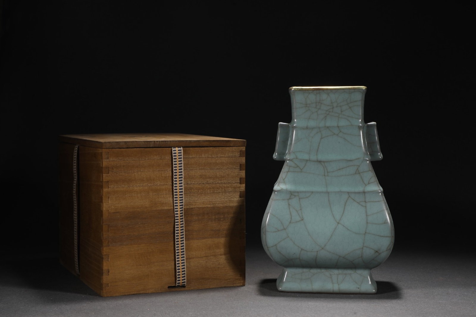 An Exquisite Guan Kiln Pink Celadon Glaze String-Lined Two-Eared Vase With Gold Mounted Rim: An Exquisite Guan Kiln Pink Celadon Glaze String-Lined Two-Eared Vase With Gold Mounted Rim,Song Dynasty,China,With MarkSize:11inx6.3in,官窑粉青釉镶金扣