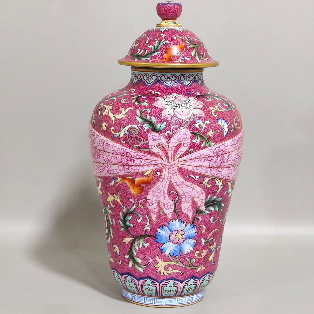 An Exquisite Ribbon Vase With Foreign Enamel Carved Ground And Embossed Floral Patterns: An Exquisite Ribbon Vase With Foreign Enamel Carved Ground And Embossed Floral Patterns,Qing Dynasty,China,Qianlong Six-character Mark,洋彩扎道扒花飘带&
