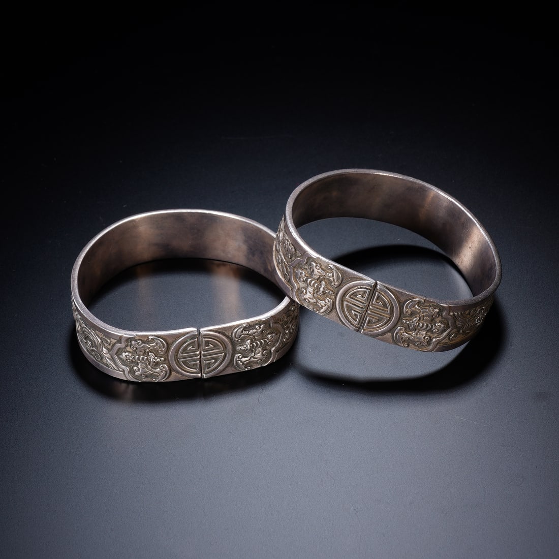 A Pair Of Exquisite Solid Silver Bracelets With Five Blessings Embracing Longevity Patterns: A Pair Of Exquisite Solid Silver Bracelets With Five Blessings Embracing Longevity Patterns,China Qing Dynasty,Dimensions:3inx2.8inx0.8in,Weight:195g,一对纯银五福&#