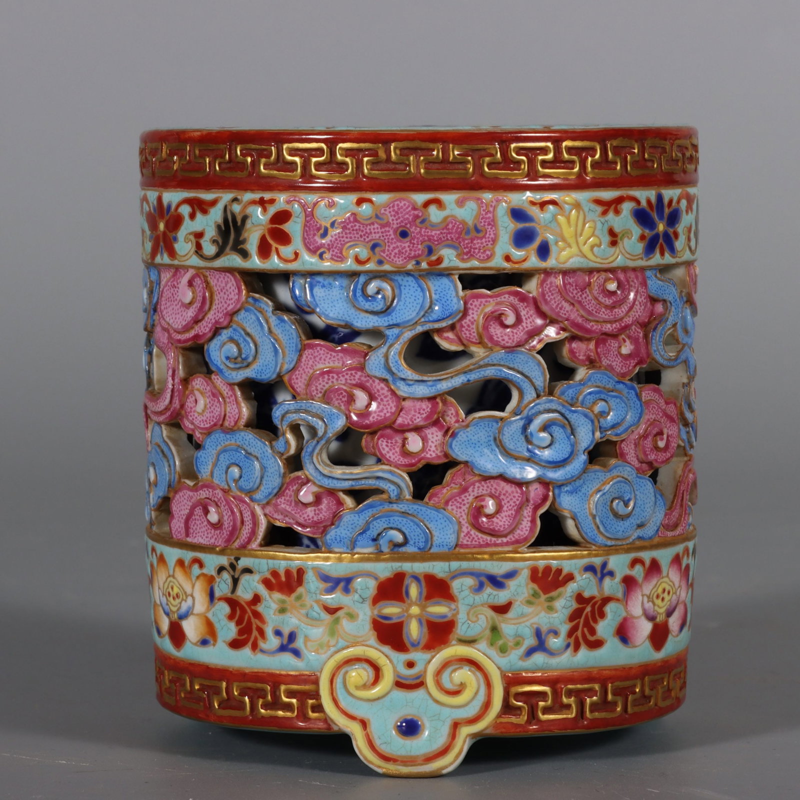 A Fine Enamel Color Carved and Gilt Brush Pot with Underglaze Blue Liner: A Fine Enamel Color Carved and Gilt Brush Pot with Underglaze Blue Liner,Qing Dynasty,China,Qianlong Four-character Mark,Size:3.9inx3.5in,珐琅彩雕刻描金ࠦ