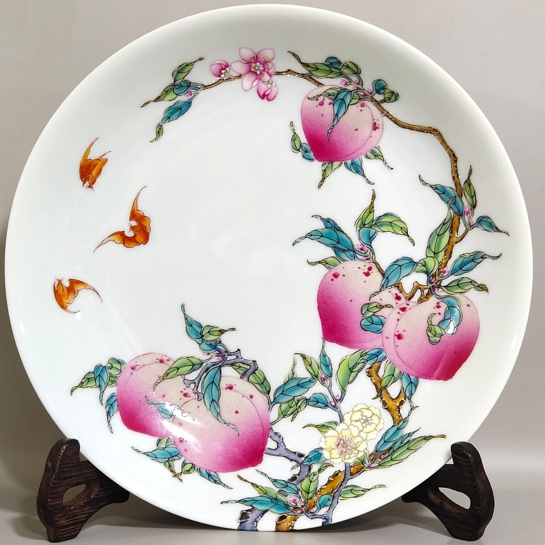 An Exquisite Plate With Crossing-Branch Five Blessings And Eight Peach Patterns (1 of 8)