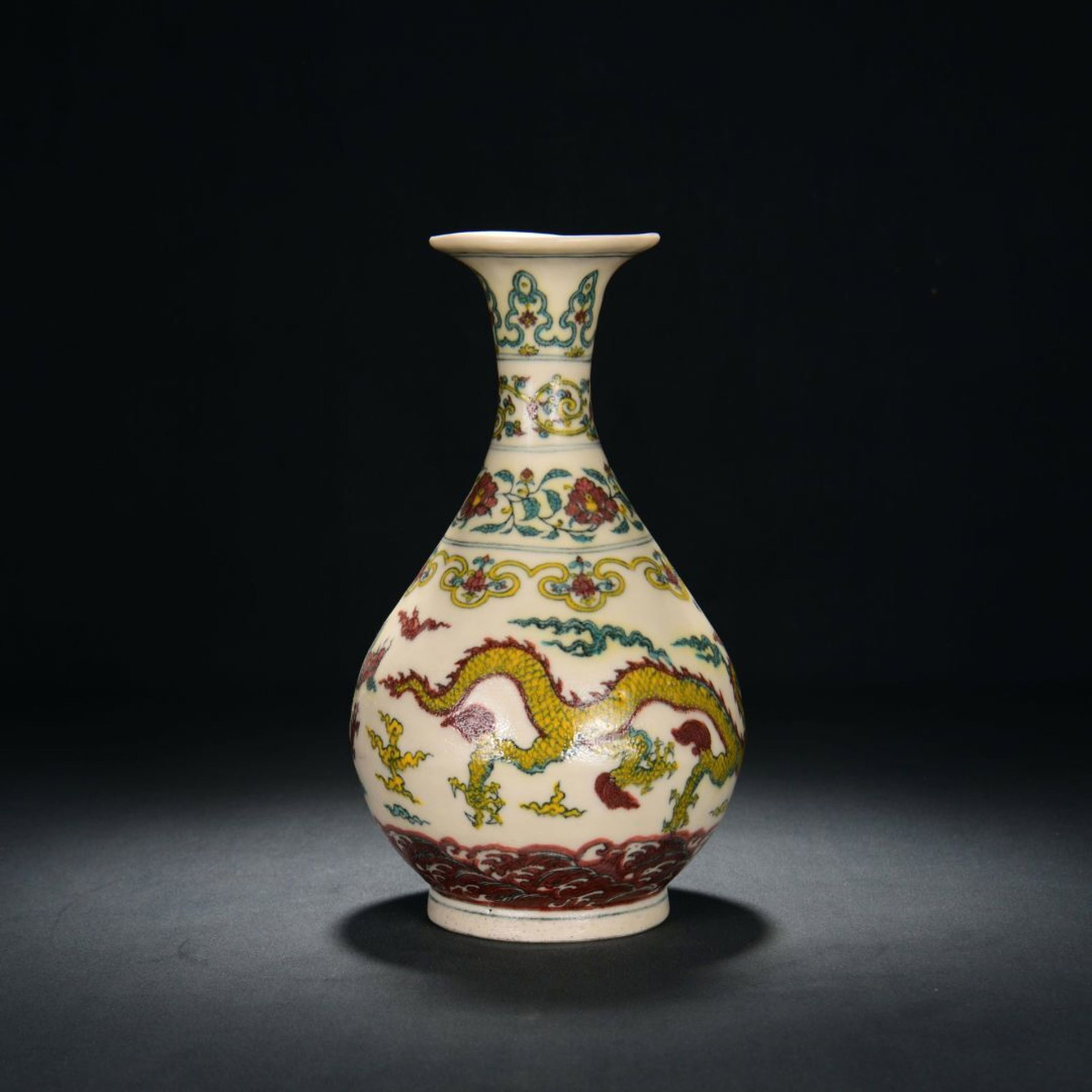 An Exquisite Wucai Yuhuchun Vase With Dragon Patterns: An Exquisite Wucai Yuhuchun Vase With Dragon Patterns,Ming Dynasty China,Six-Character Taichang Mark,Dimensions:13.8inx7.9in,五彩龙纹玉壶春瓶,中&#
