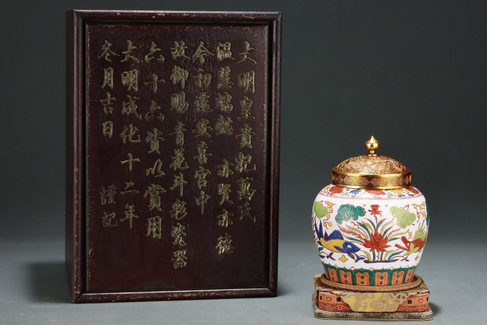An Exquisite Wucai Gold-Painted Tianzi Jar With Fish And Algae Patterns: An Exquisite Wucai Gold-Painted Tianzi Jar With Fish And Algae Patterns,Ming Dynasty,China,Size:6.9inx5.4in,五彩描金鱼藻纹天字罐,中
