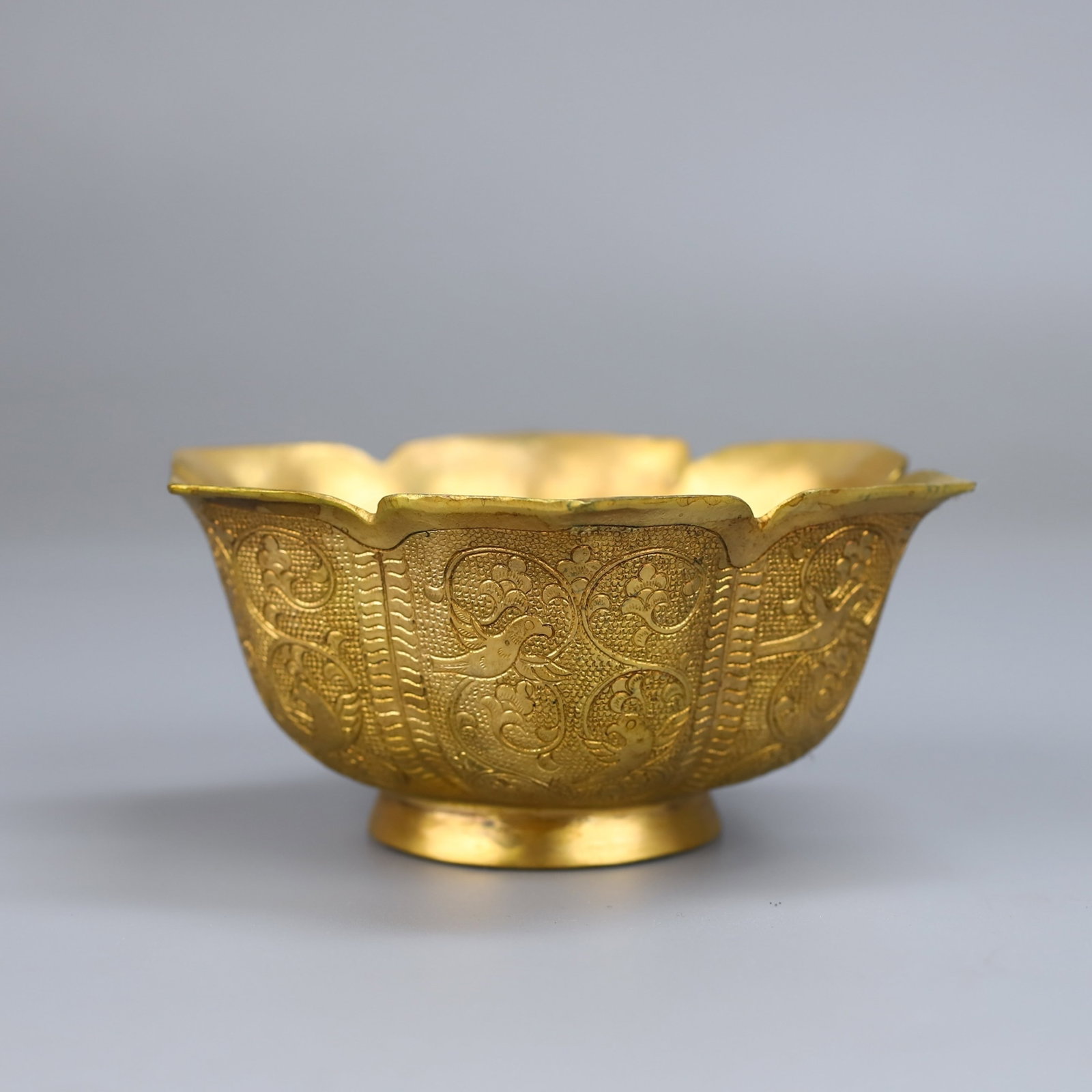 An Exquisite Gilt Bronze Flower Rim Bowl With Chiseled Flower And Bird Patterns: An Exquisite Gilt Bronze Flower Rim Bowl With Chiseled Flower And Bird Patterns,China,Tang Dynasty,Four Character Zhenguan Mark,Dimensions:2.2inx4.7in,Weight:185g,铜鎏金錾Ò