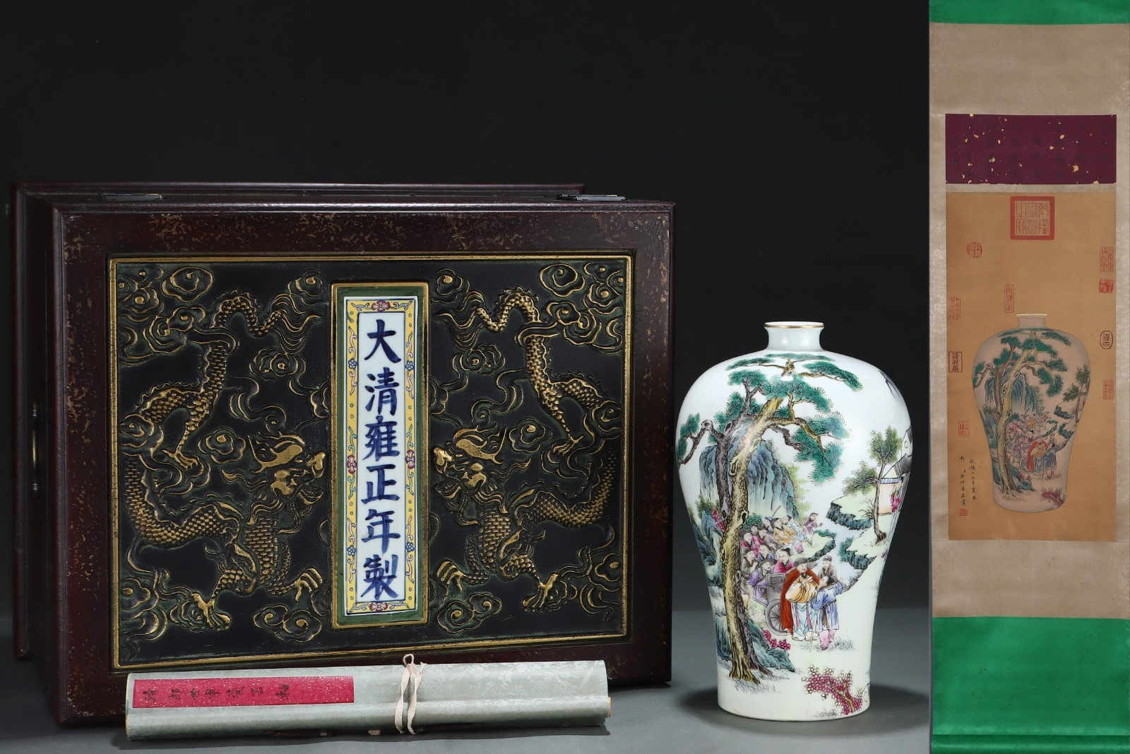 An Exquisite Gold-Painted Plum Vase With Famille Rose Figures And Poetic Inscription Patterns: An Exquisite Gold-Painted Plum Vase With Famille Rose Figures And Poetic Inscription Patterns,Qing Dynasty,China,Yongzheng Six-character Mark,Size:12.1inx7.5in,粉彩人物诗