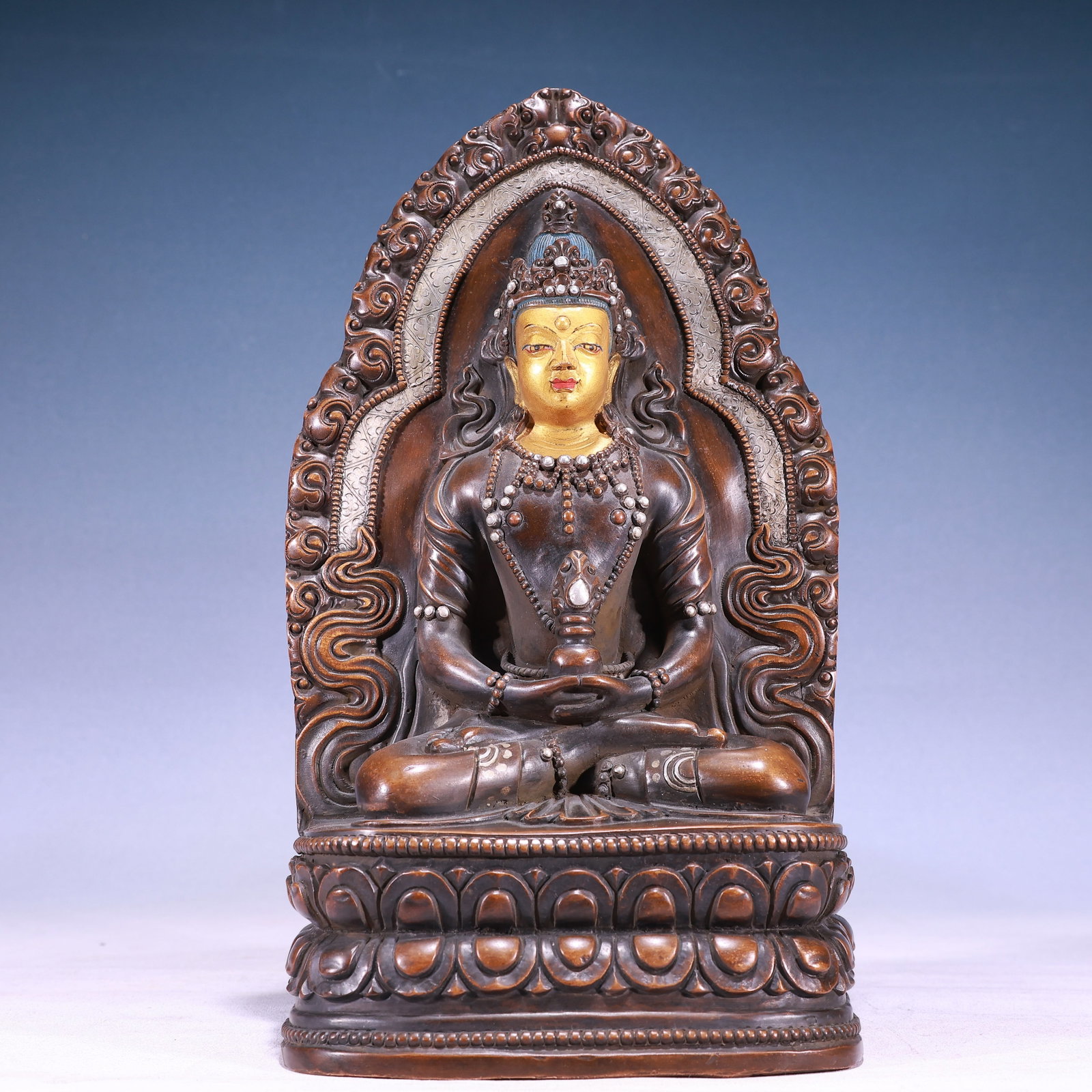 A Solemn Gilt Bronze Inlaid Silver Statue of Avalokitesvara,With Inscription: A Solemn Gilt Bronze Inlaid Silver Statue of Avalokitesvara,With Inscription,Qing Dynasty, China,Qianlong Mark,Size:7.1inx4.3inx13.4in,Weight:6450g 铜鎏金嵌银观&