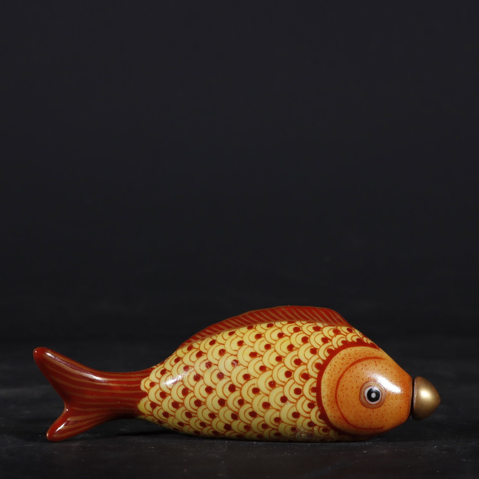 An Exquisite Famille Rose Fish-Shaped Snuff Bottle (1 of 9)