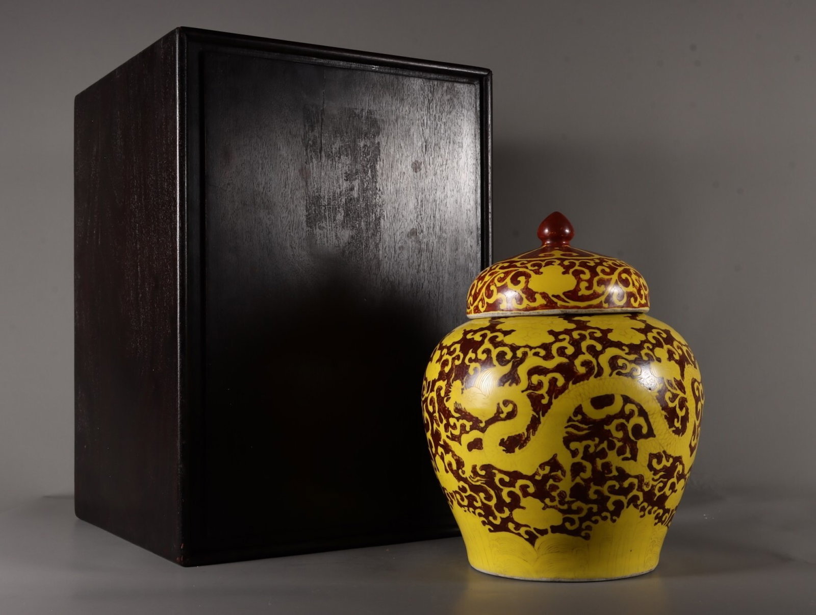 A Fine Red-ground Covered Jar With Yellow Overglaze Dragon Motifs: A Fine Red-ground Covered Jar With Yellow Overglaze Dragon Motifs,Ming Dynasty,China,Jiajing Six-character MarkSize:9.8inx3.9in,红地黄彩龙纹盖罐中