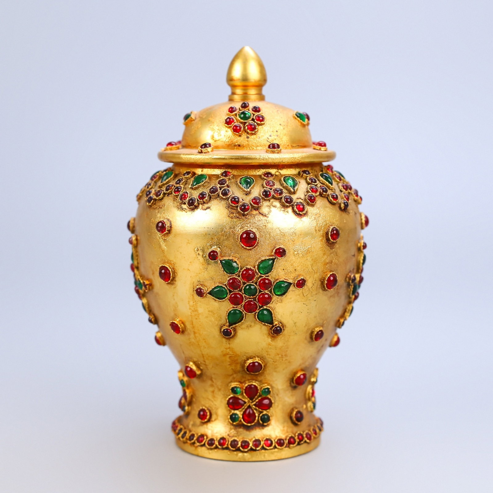 An Exquisite Gilt Bronze Lidded Jar Inlaid With Ruby And Emerald: An Exquisite Gilt Bronze Lidded Jar Inlaid With Ruby And Emerald,China,Qing Dynasty,Dimensions:5.7inx3.1in,Weight:675g,铜鎏金镶红绿宝石盖罐,