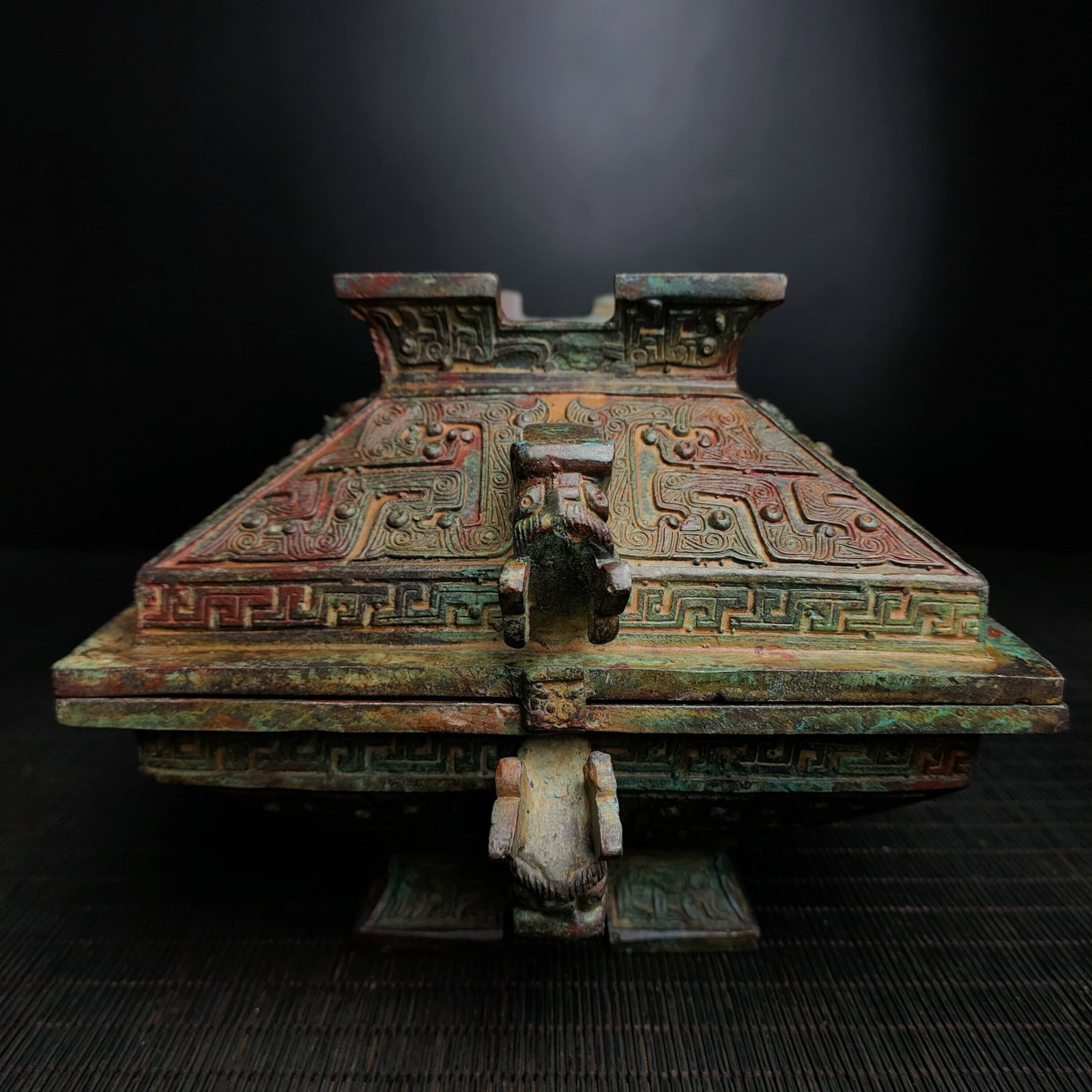 A Fine Bronze Rectangular Ritual Vessel With Kui?Dragon Pattern - 2