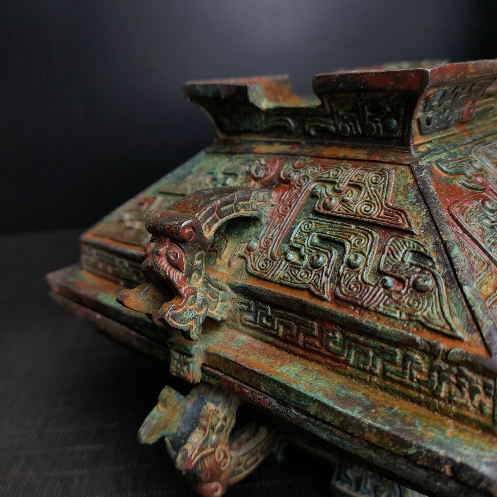 A Fine Bronze Rectangular Ritual Vessel With Kui?Dragon Pattern - 4