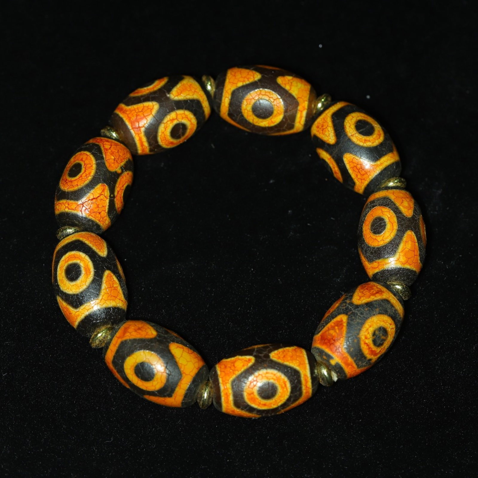 An Exquisite Three Eyes Dzi Bead Bracelets: An Exquisite Three Eyes Dzi Bead Bracelets，Size：22mmx15mm，Weight：69g 三眼天珠手链