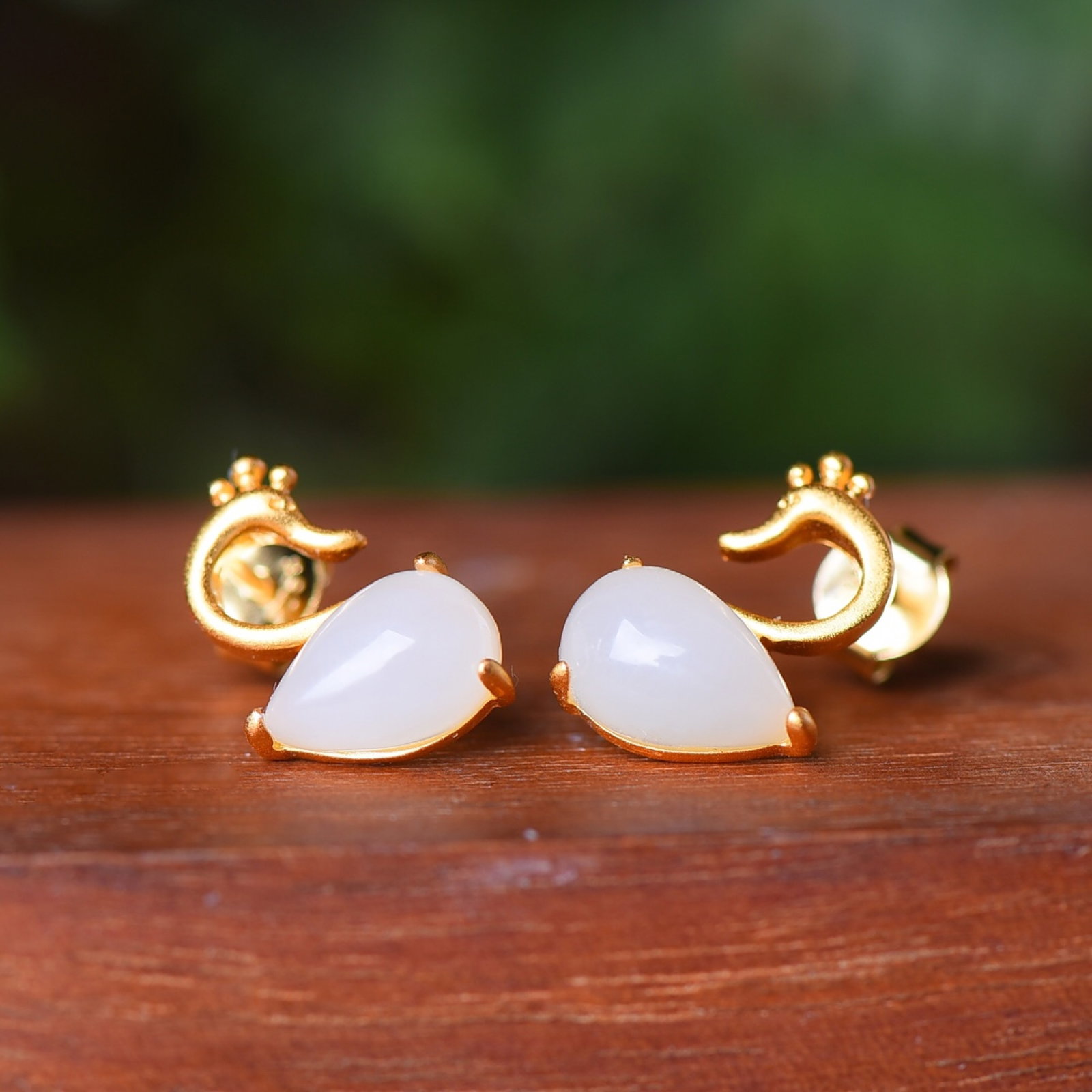 A Pair of Exquisite Sterling Silver-Gold Plated Inlaid White Jade Earrings: A Pair of Exquisite Sterling Silver-Gold Plated Inlaid White Jade Earrings,Size:6mmx9mm 一对纯银镀金镶白玉耳钉