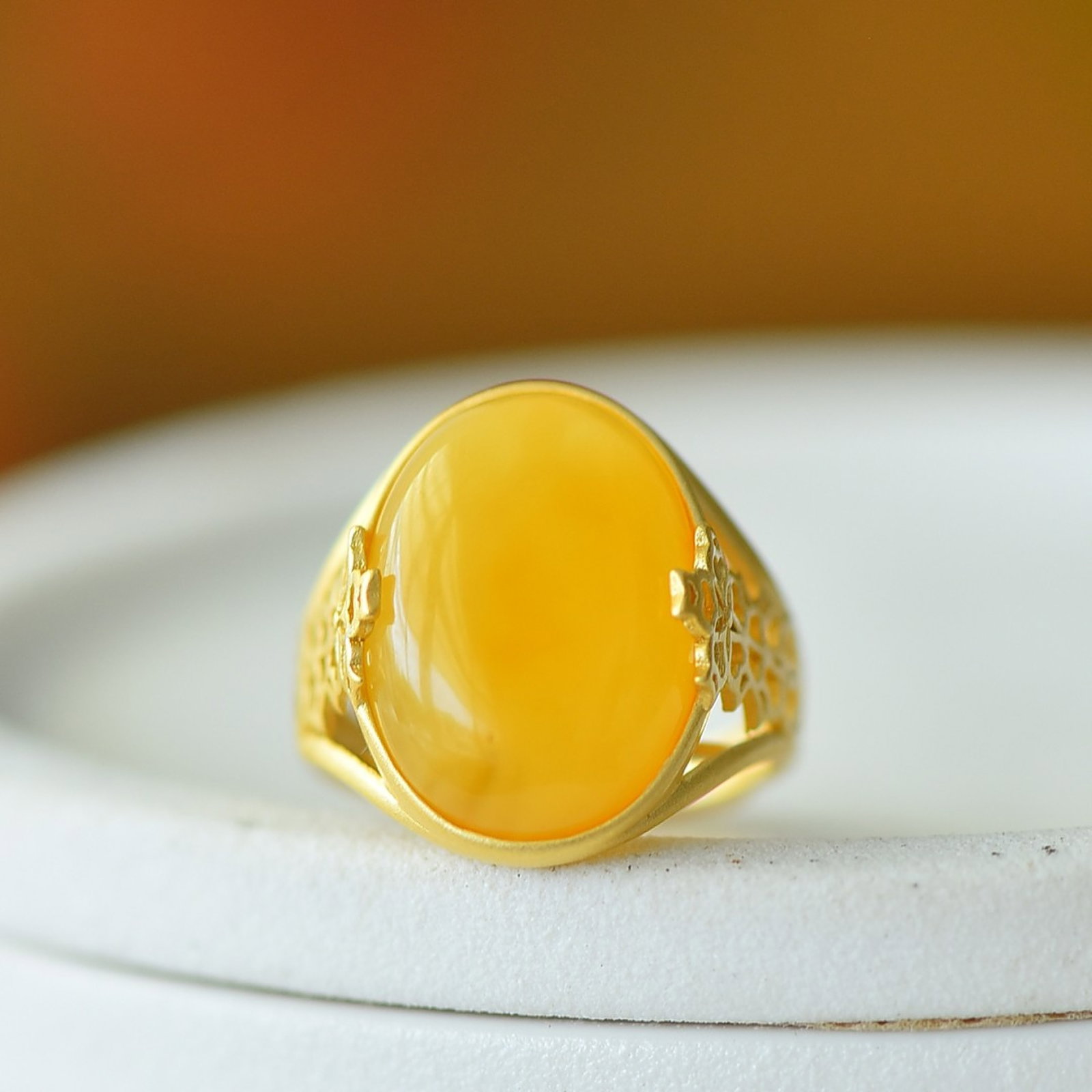 An Exquisite Sterling Silver-Gold Plated Inlaid Amber Ring: An Exquisite Sterling Silver-Gold Plated Inlaid Amber Ring,Size:13mmx18mm 纯银镀金镶琥珀戒指
