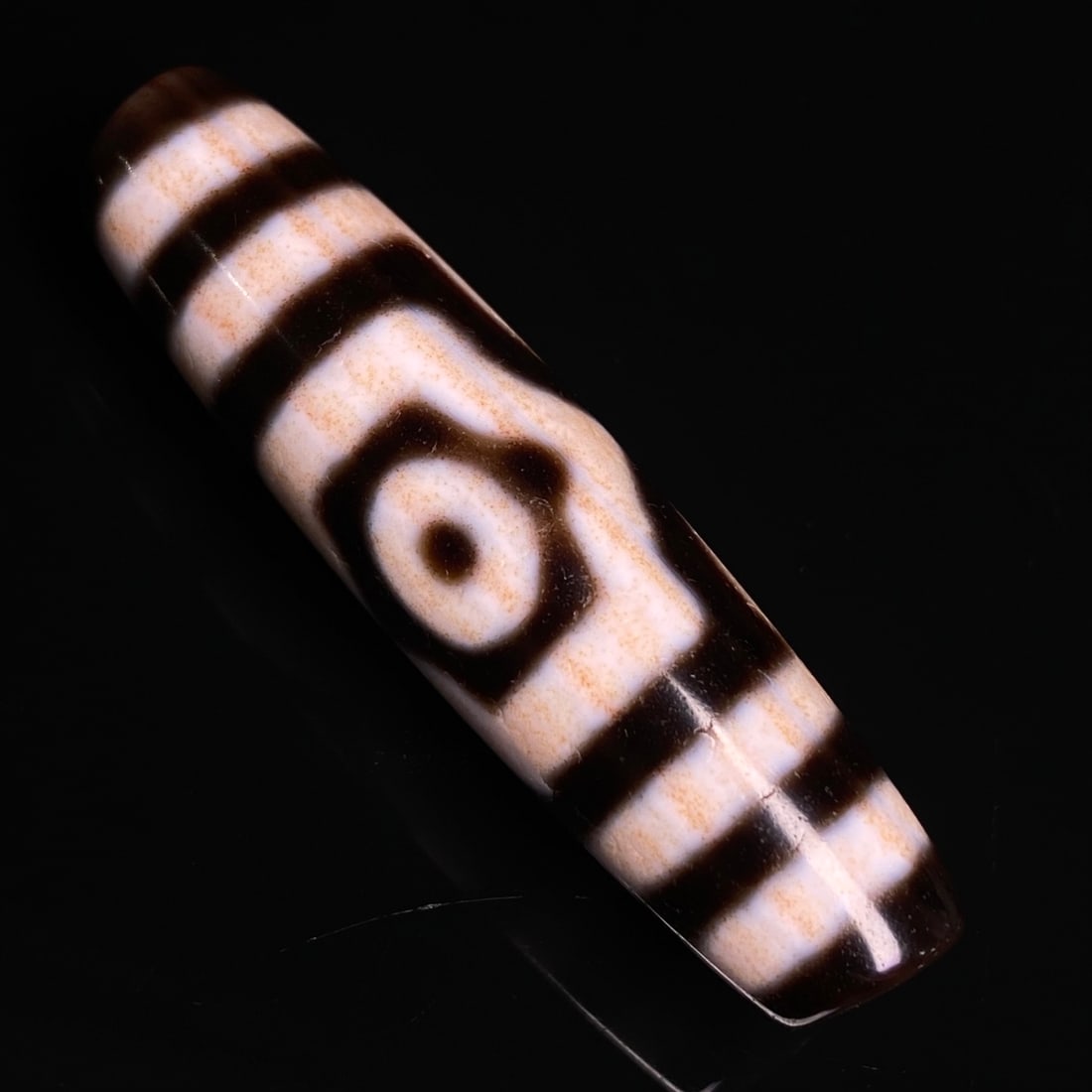 An Exquisite Three Eyes Dzi Bead Pendant,With Cinnabar: An Exquisite Three Eyes Dzi Bead Pendant,With Cinnabar,Size:47mmx12mm,Weight:10.4g 三眼天珠挂件,配朱砂