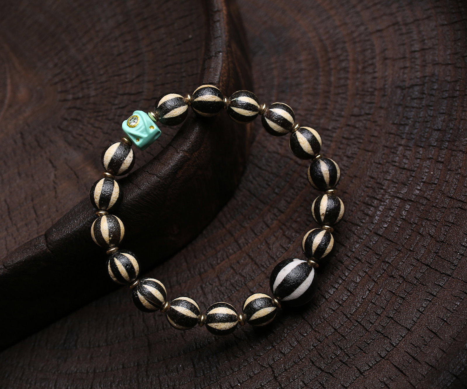 An Exquisite Dzi Bead Bracelets: An Exquisite Dzi Bead Bracelets,Size:10mm,Weight:27.6g 天珠手串