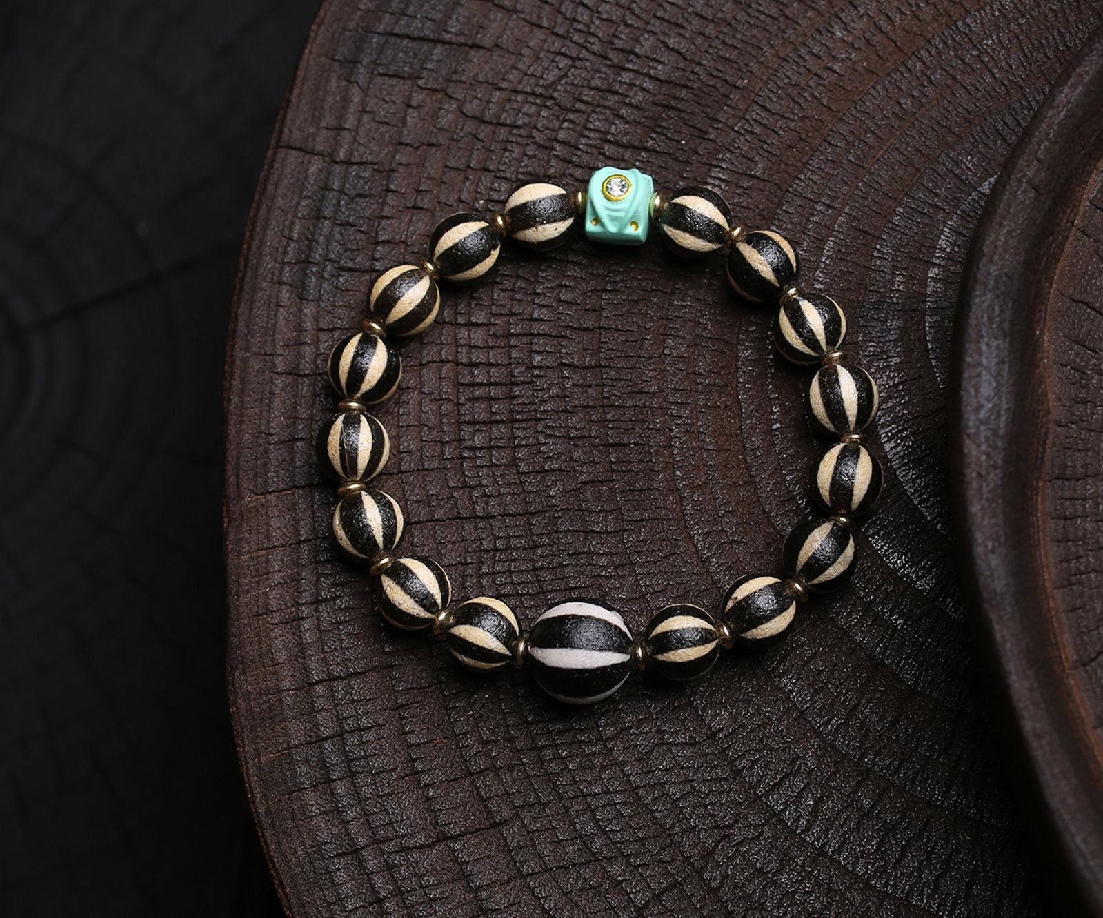 An Exquisite Dzi Bead Bracelets - 4