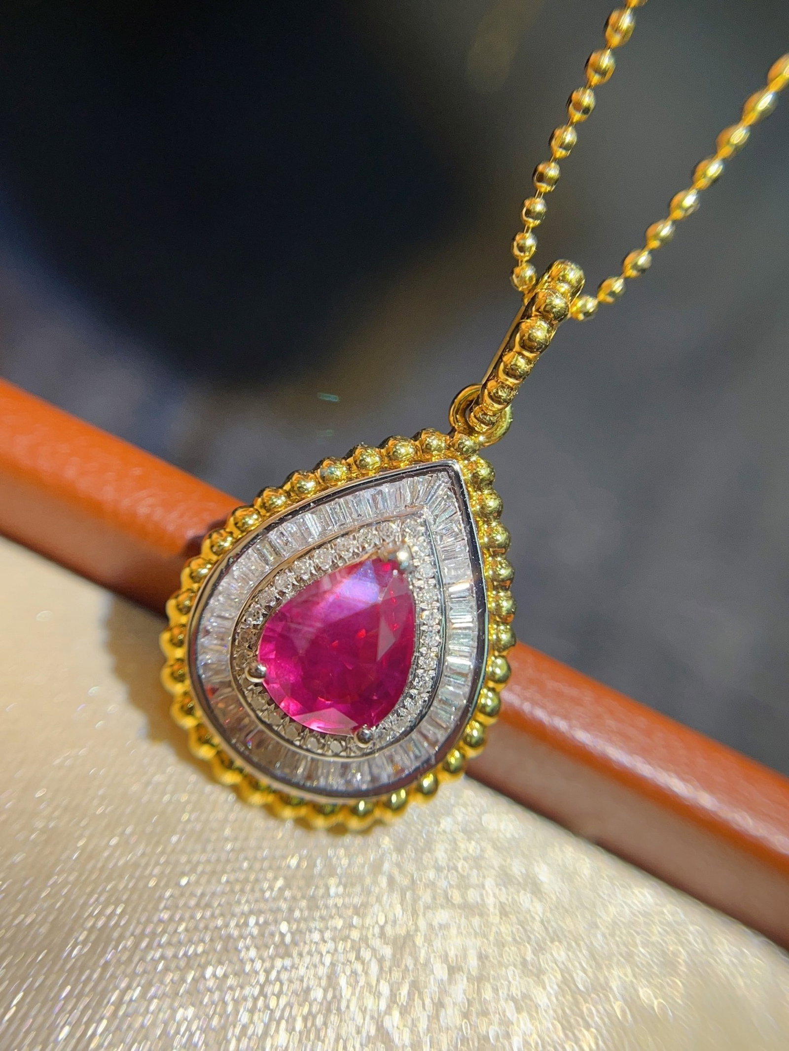 A Exquisite 18k Gold Inlaid 1.10ct Natural Ruby Pendant,Inlaid Diamond: A Exquisite 18k Gold Inlaid 1.10ct Natural Ruby Pendant,Inlaid Diamond,Total Weight:2.11g 18k金镶 1.10ct 天然红宝石吊坠,嵌钻石