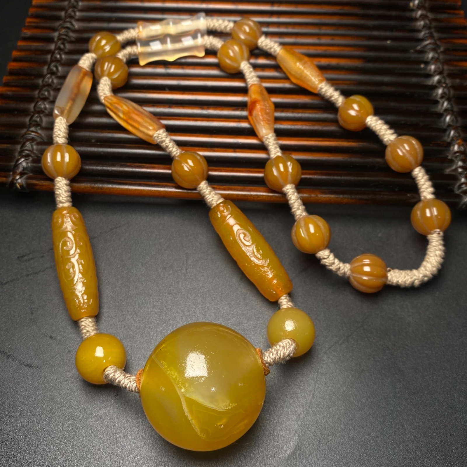An Exquisite Agate Necklace - 2