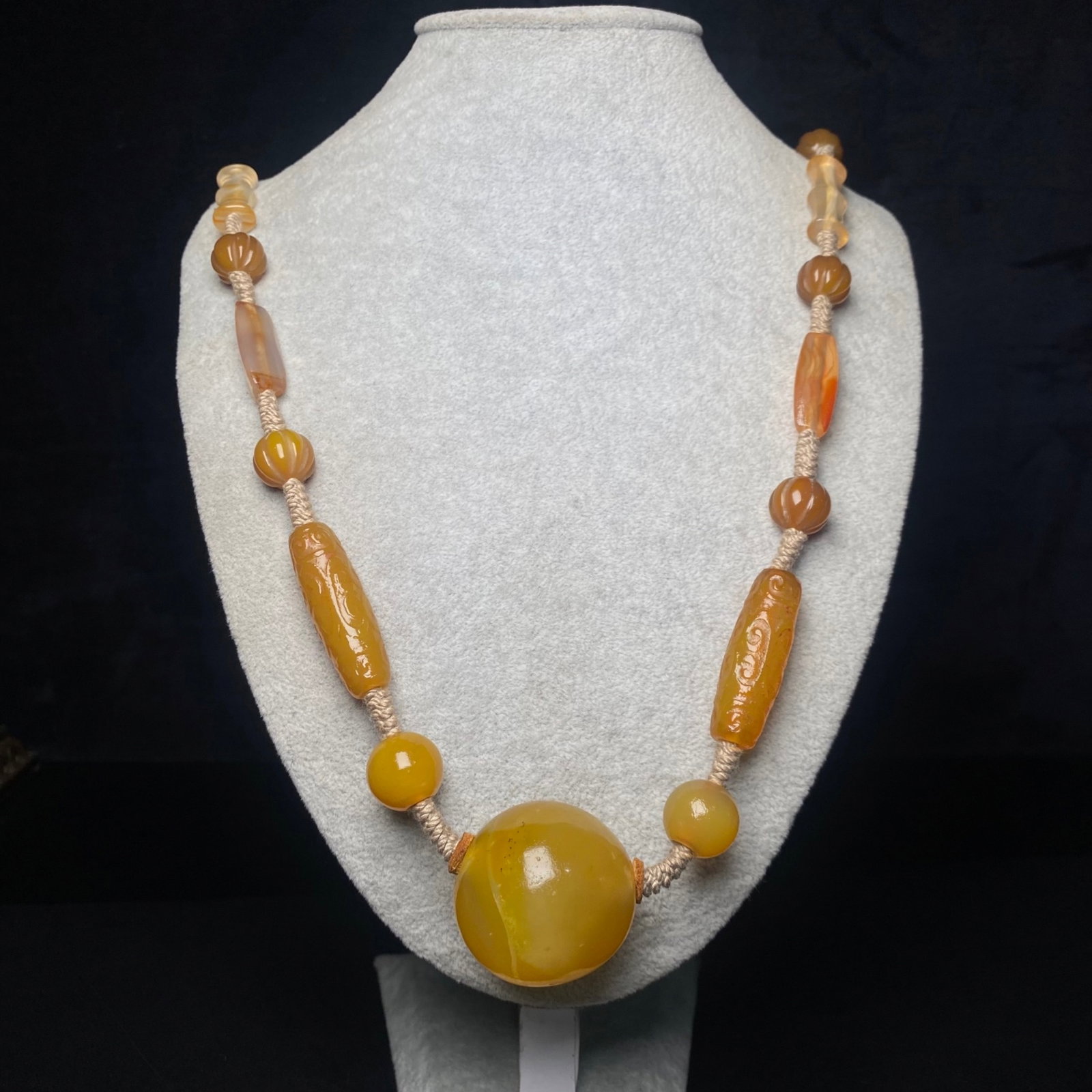 An Exquisite Agate Necklace - 9