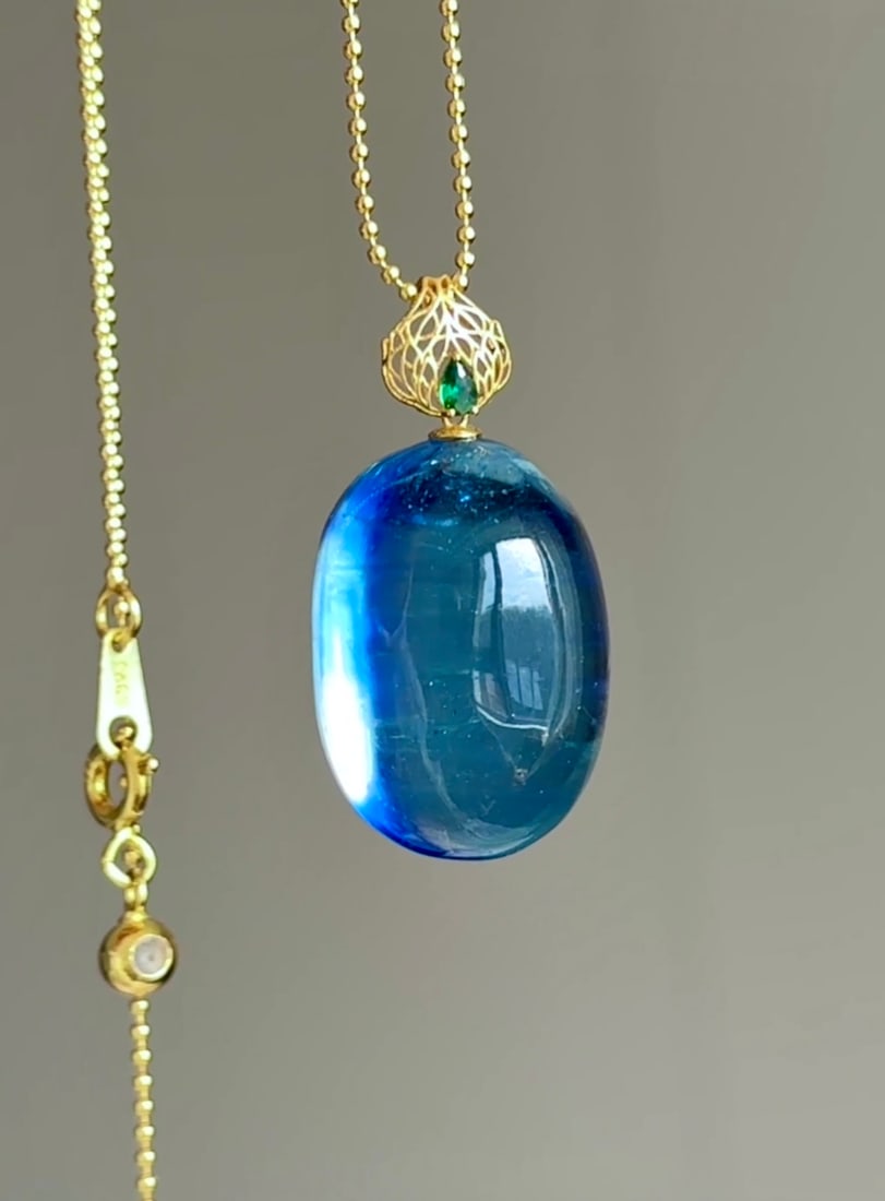An Exquisite Sterling Silver-Gold Plated Inlaid Aquamarine Pendant: An Exquisite Sterling Silver-Gold Plated Inlaid Aquamarine Pendant,Size:23mmx15mmx13mm,Weight:7.6g 纯银镀金镶海蓝宝吊坠