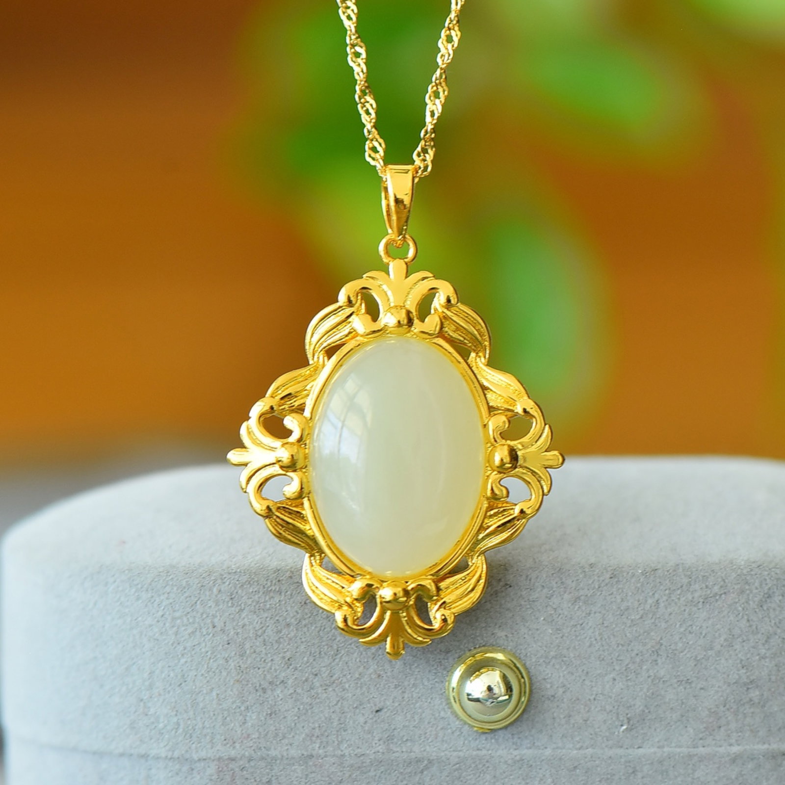 An Exquisite Bronze-Gold Plated Inlaid White Jade Necklace: An Exquisite Bronze-Gold Plated Inlaid White Jade Necklace,Size:13mmx18mm 铜镀金镶白玉项链