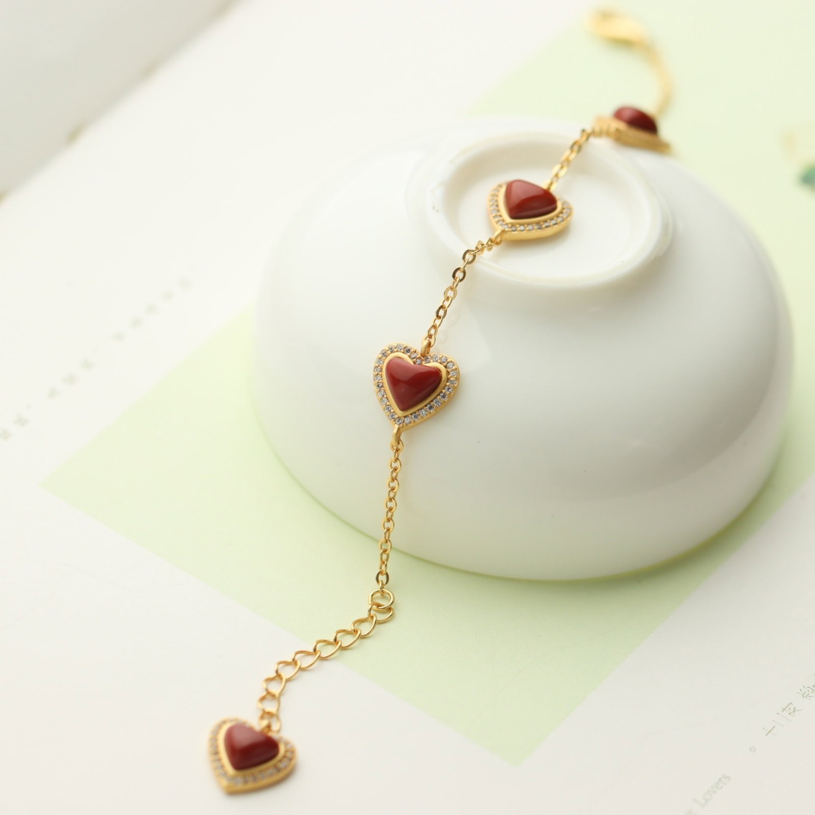 An Exquisite Sterling Silver-Gold Plated Inlaid Agate Bracelets,Inlaid Diamond: An Exquisite Sterling Silver-Gold Plated Inlaid Agate Bracelets,Inlaid Diamond 纯银镀金镶玛瑙手链,嵌钻石