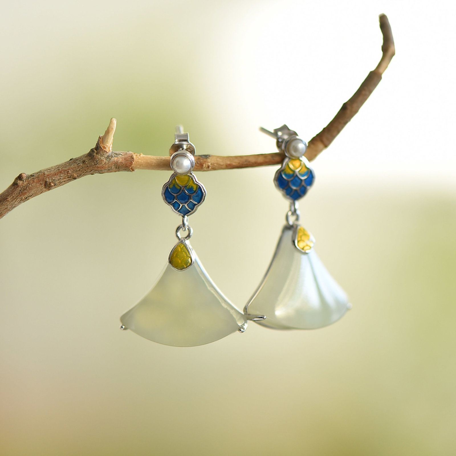 A Pair of Exquisite Sterling Silver Inlaid White Jade Earrings,Inlaid Pearls: A Pair of Exquisite Sterling Silver Inlaid White Jade Earrings,Inlaid Pearls,Size:16mmx20mm 一对纯银镶白玉耳环，嵌珍珠