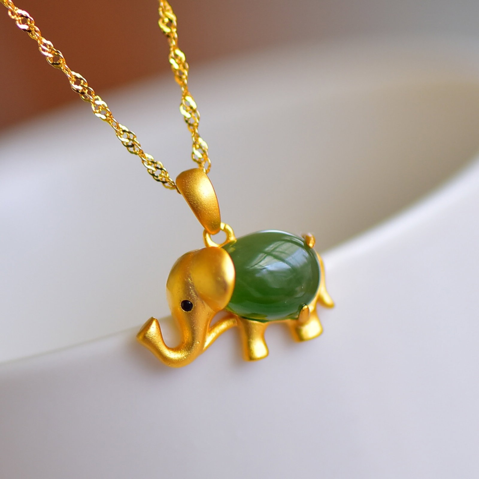 An Exquisite Sterling Silver-Gold Plated Inlaid Jasper Pendant: Sterling Silver-Gold Plated Inlaid Jasper Pendant , Size :8mmx12mm 纯银镀金镶碧玉吊坠,尺寸:8mmx12mm