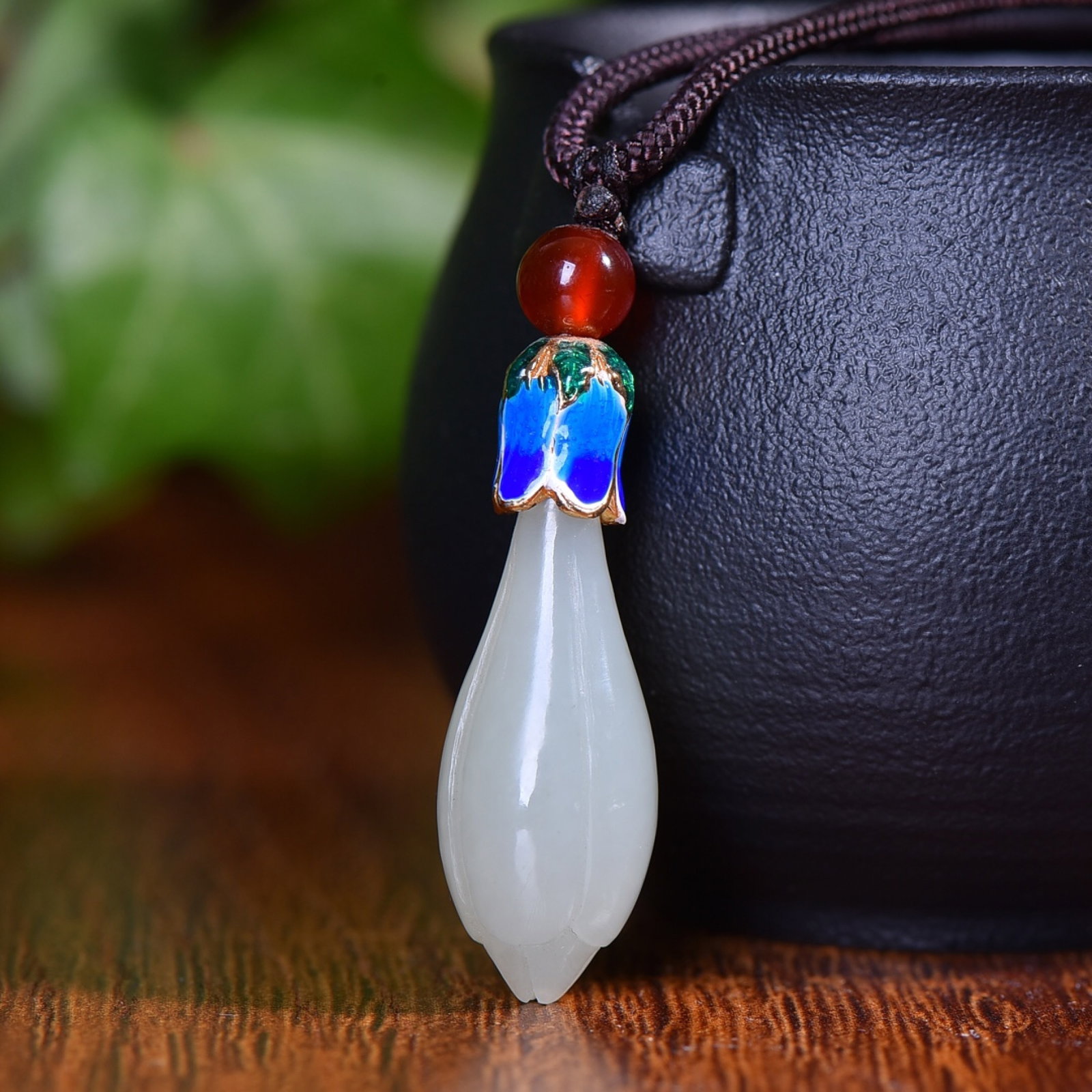 An Exquisite White Jade Orchid Pendant: An Exquisite White Jade Orchid Pendant,Size:32x11mm (寓意)精致美观,佩戴高端大气