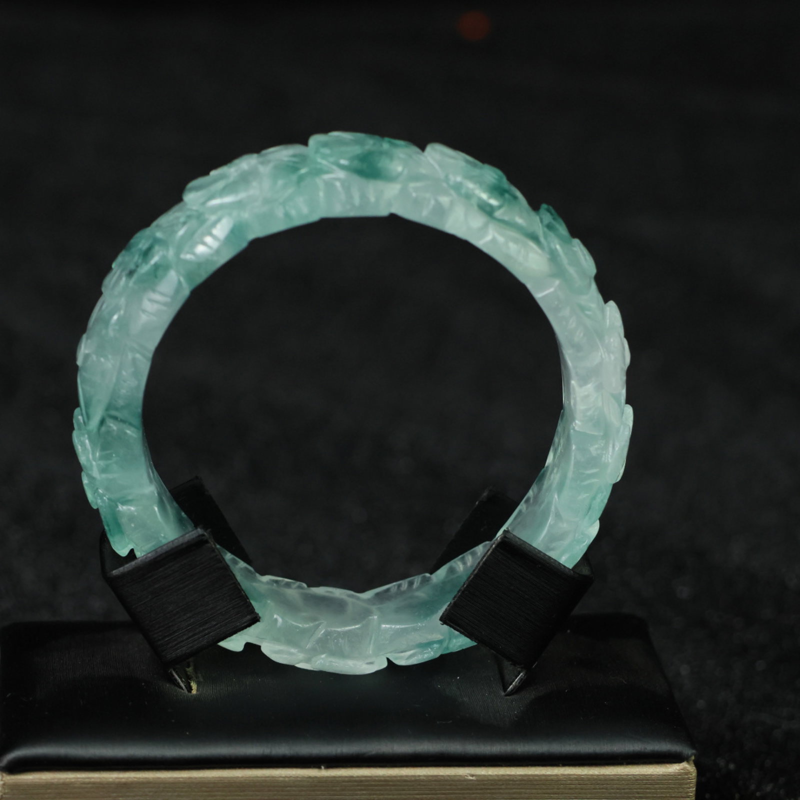 An Exquisite Jadeite Flower Pattern Bracelets: An Exquisite Jadeite Flower Pattern Bracelets，Size:57mmx14mmx9mm 翡翠花卉纹手镯